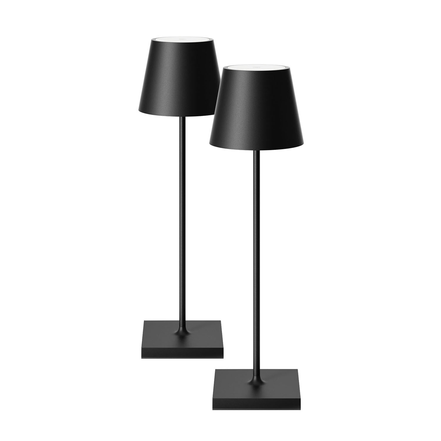 Zwei schwarze Lampen mit quadratischen Basen. Sie haben einen schlanken Schaft.