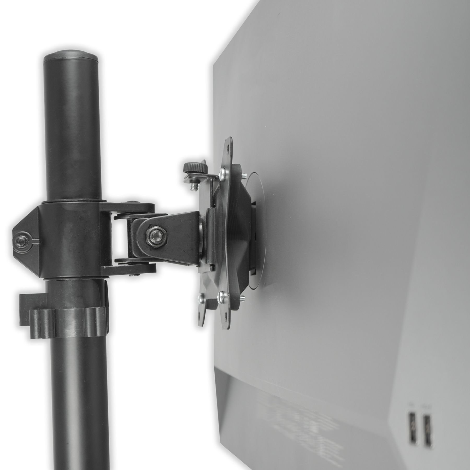 Monitorständer mit angebrachtem Monitor. Schwarze Stange und Halterung. Weißer Hintergrund.