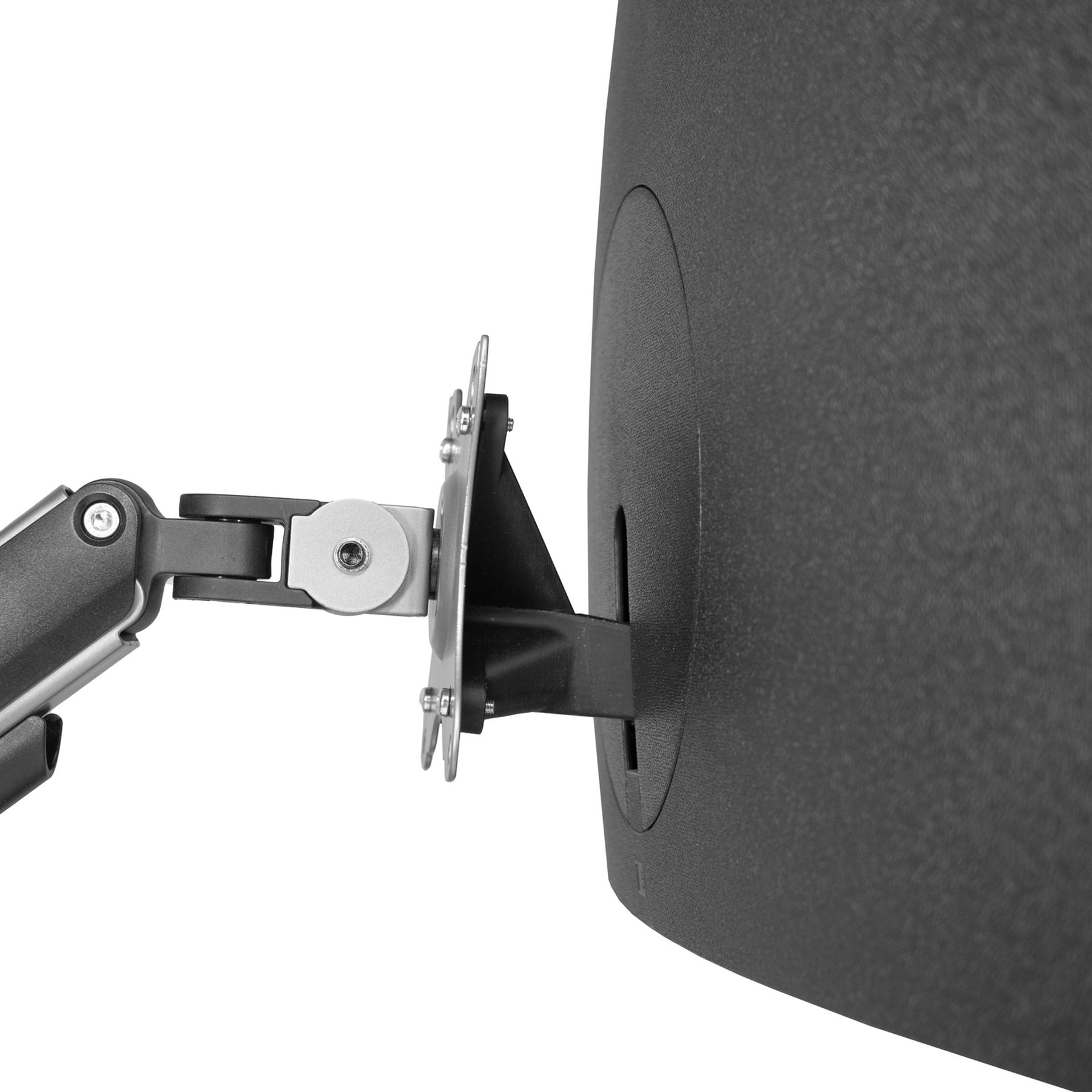 Nahaufnahme eines schwarzen Computermonitors, der an einem silbernen Arm befestigt ist, vor weißem Hintergrund.