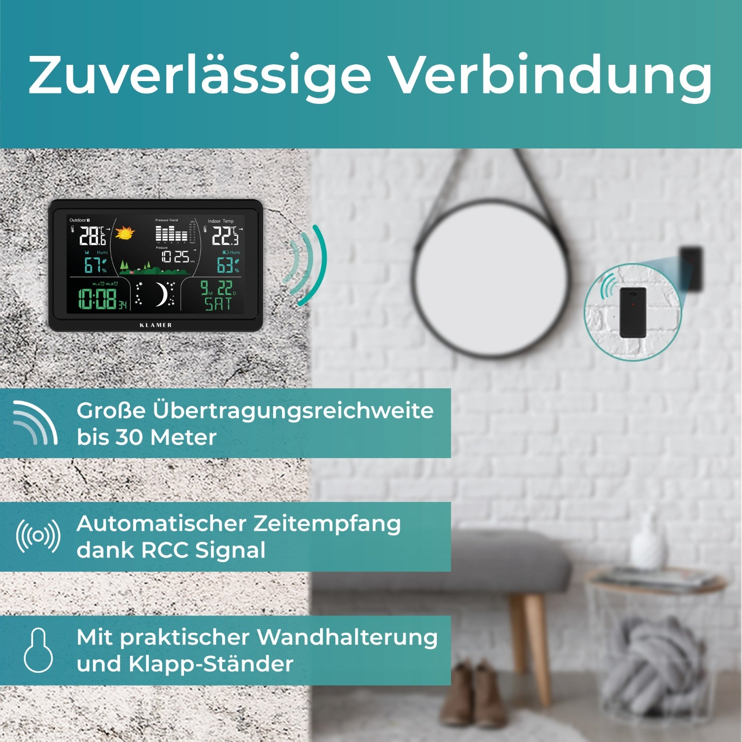Eine digitale Wetterstation zeigt Informationen an einer Wand an.