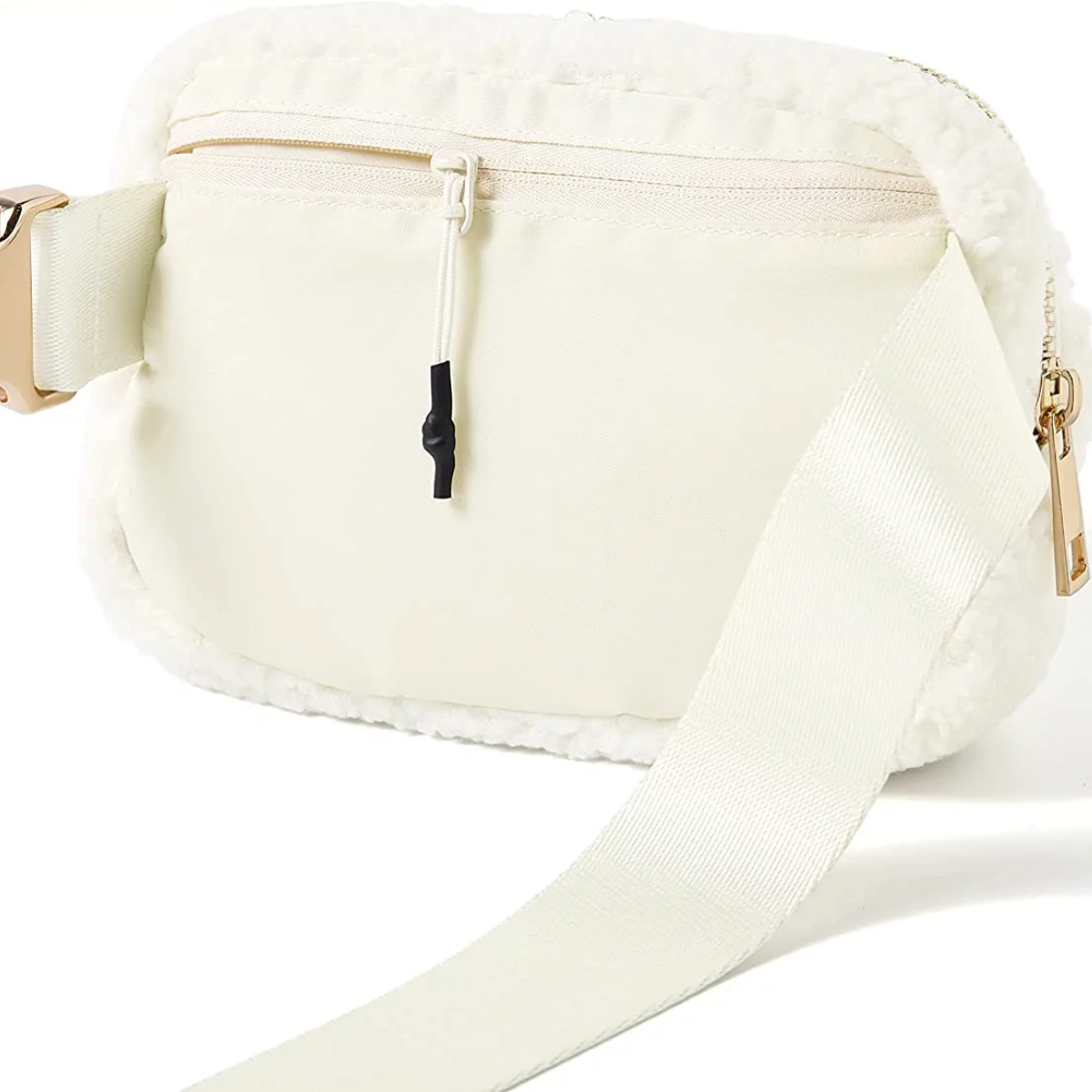 Weißes, flauschiges Bauchtasche mit weißem Riemen und goldenen Schnallen- und Reißverschlussdetails.