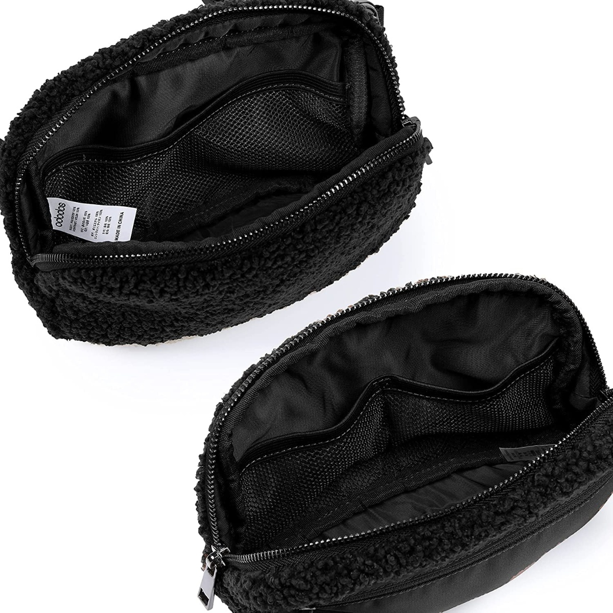 Zwei offene, schwarze, flauschige Taschen mit Taschen und Reißverschlüssen. Die Taschen befinden sich auf weißem Hintergrund.