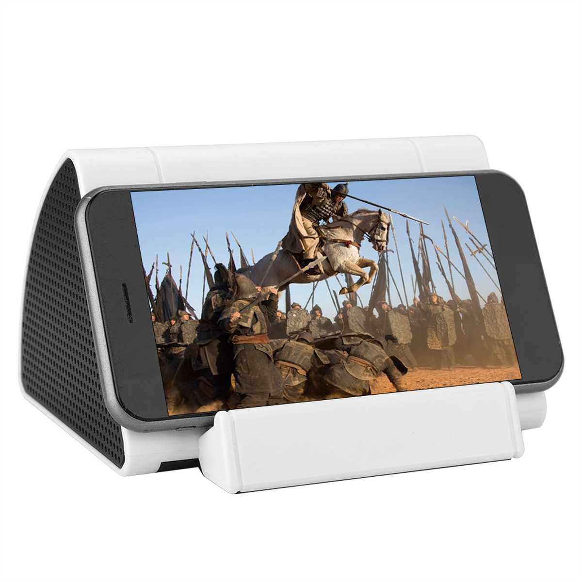 Ein Smartphone mit einer Filmszene wird auf einem weißen Lautsprecherständer mit schwarzer Gitterfront platziert.