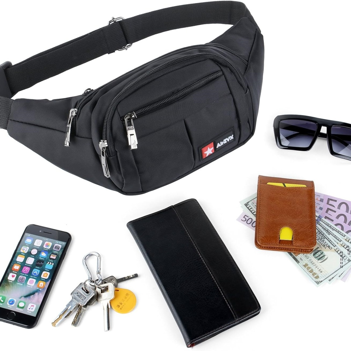 Schwarze Bauchtasche mit Reißverschlusstaschen, ein Telefon, Schlüssel, Geldbörse, Sonnenbrille und Geld sind ebenfalls abgebildet.