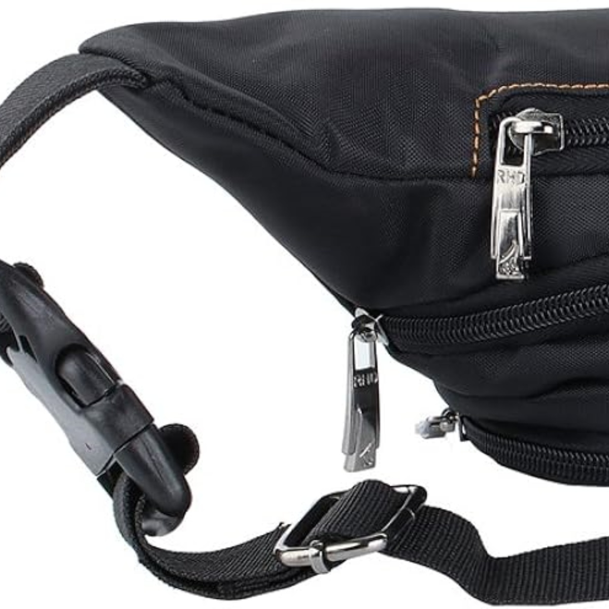 Schwarze Bauchtasche. Nahaufnahme einer schwarzen Bauchtasche mit Reißverschluss, Riemen und Schnalle.