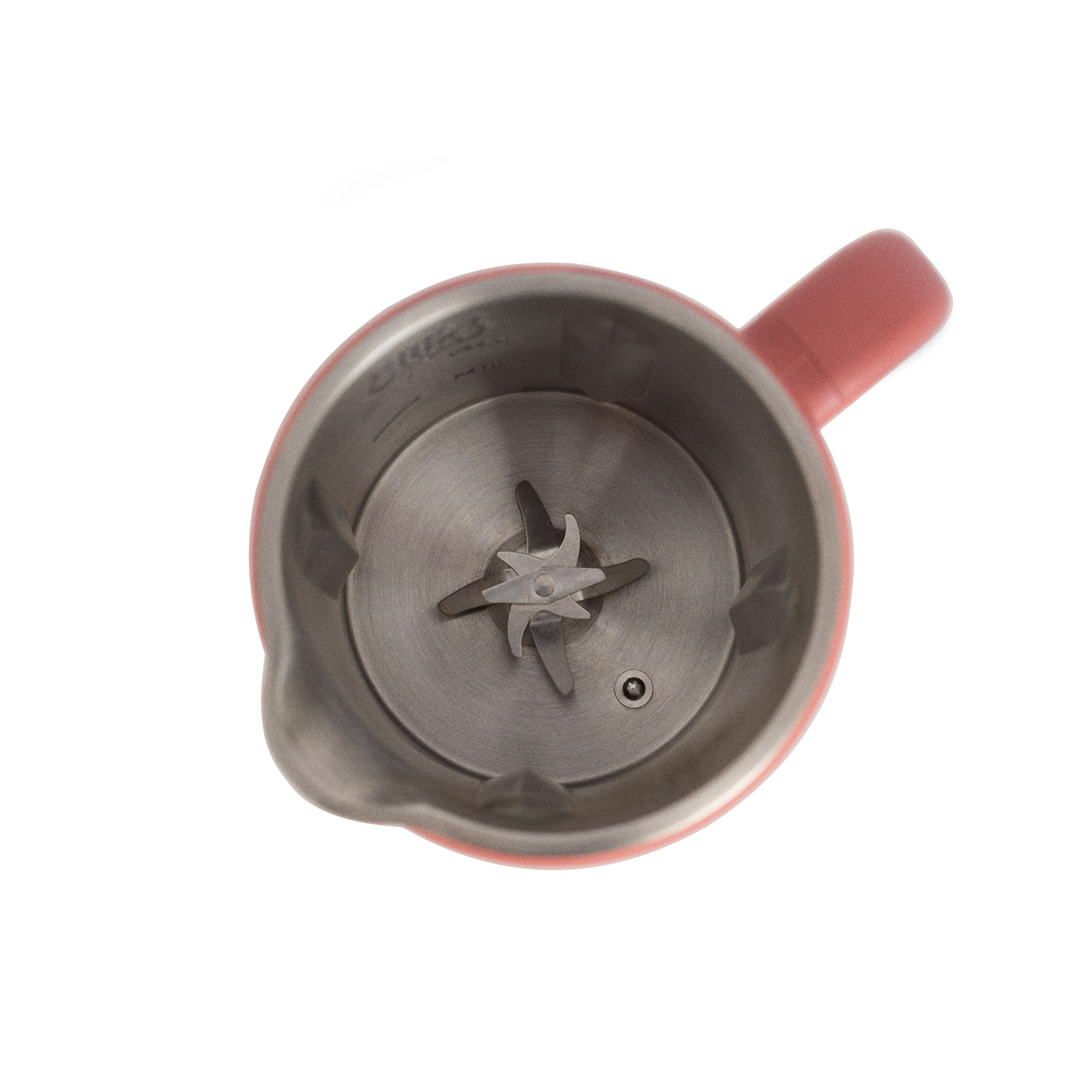 Vista superior de una taza de licuadora roja con cuchillas.