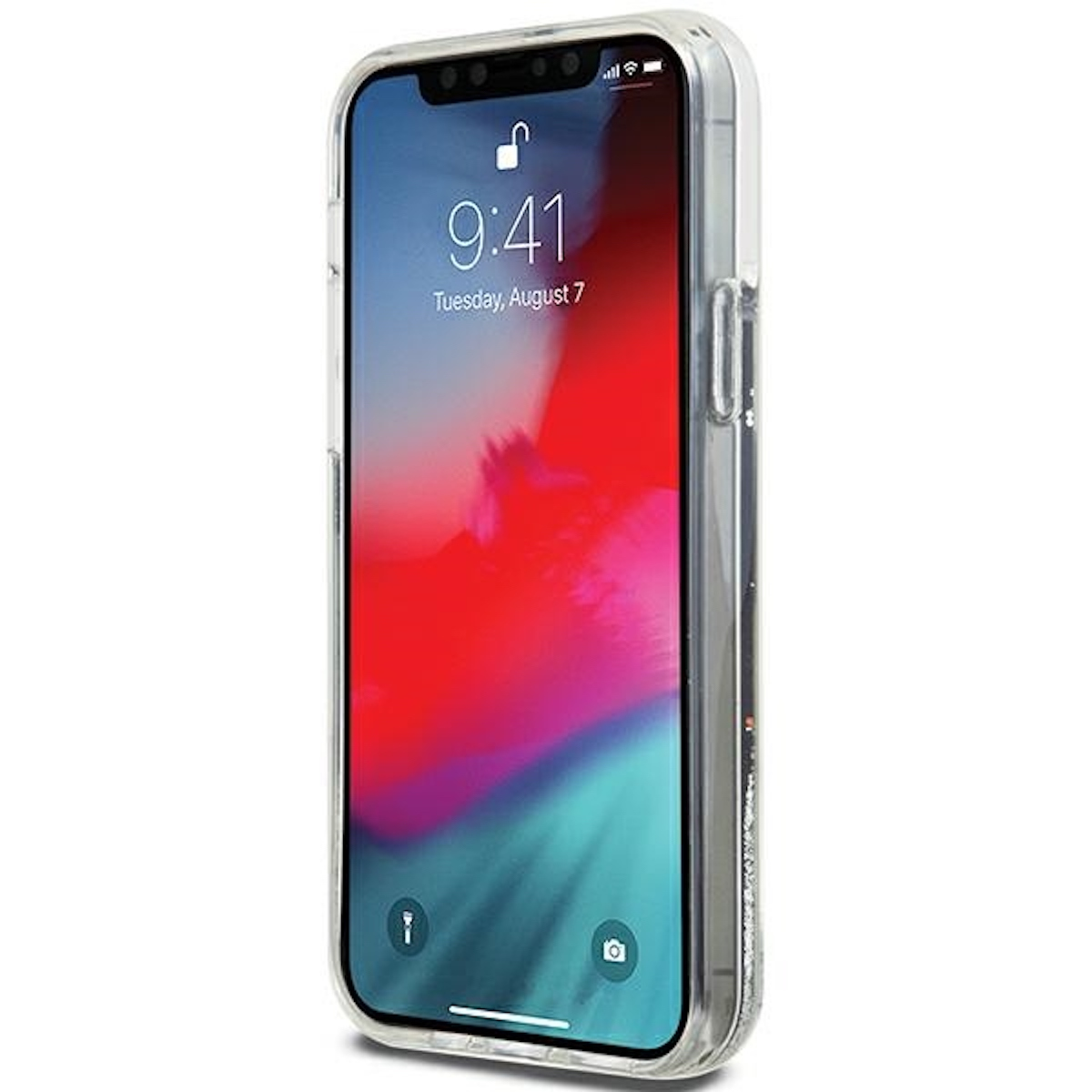 iPhone in custodia trasparente. Il display mostra l'ora e la data. Sfondo rosso e arancione.
