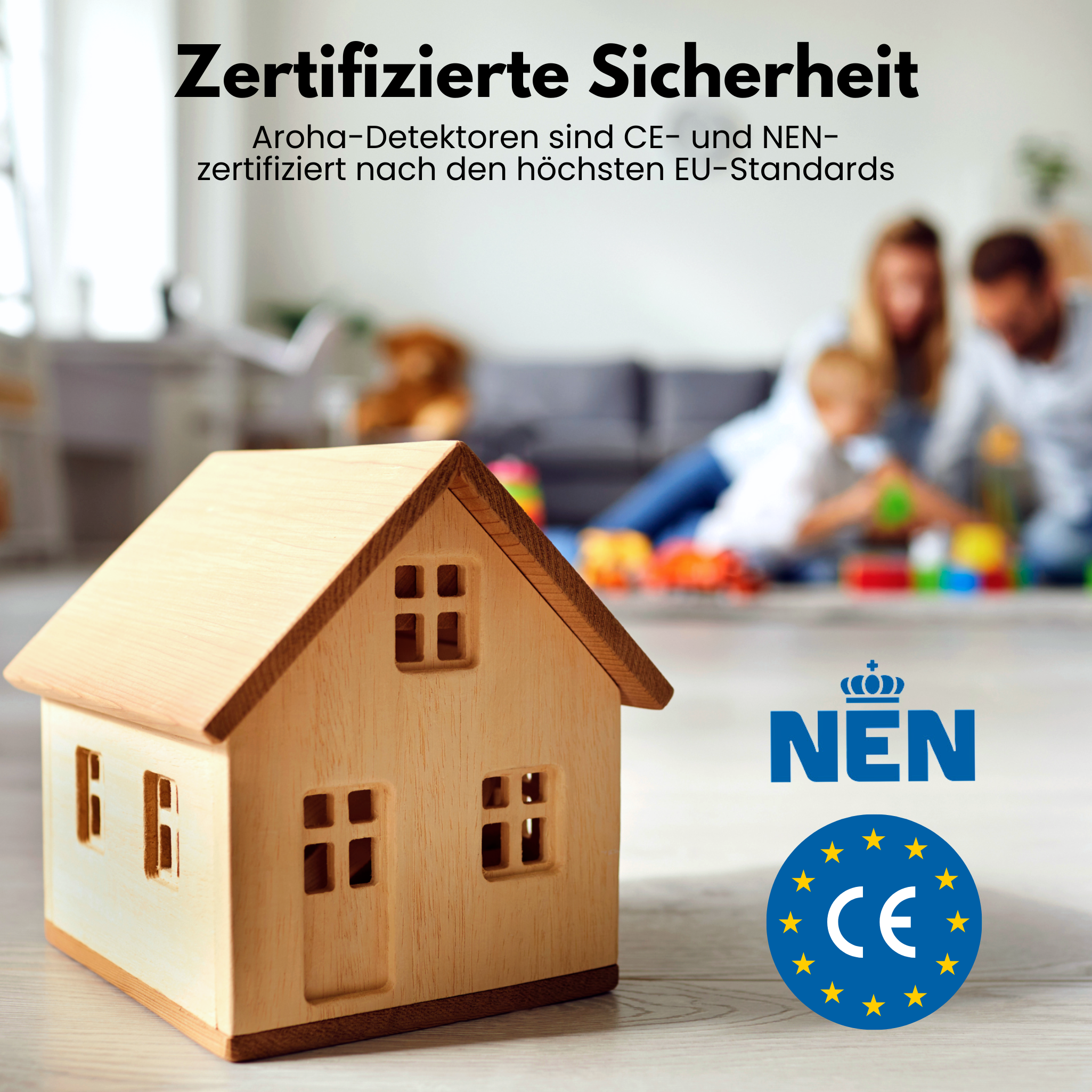 Holzhausmodell auf einem Tisch, mit Familie im verschwommenen Hintergrund. Text sagt zertifizierte Sicherheit.