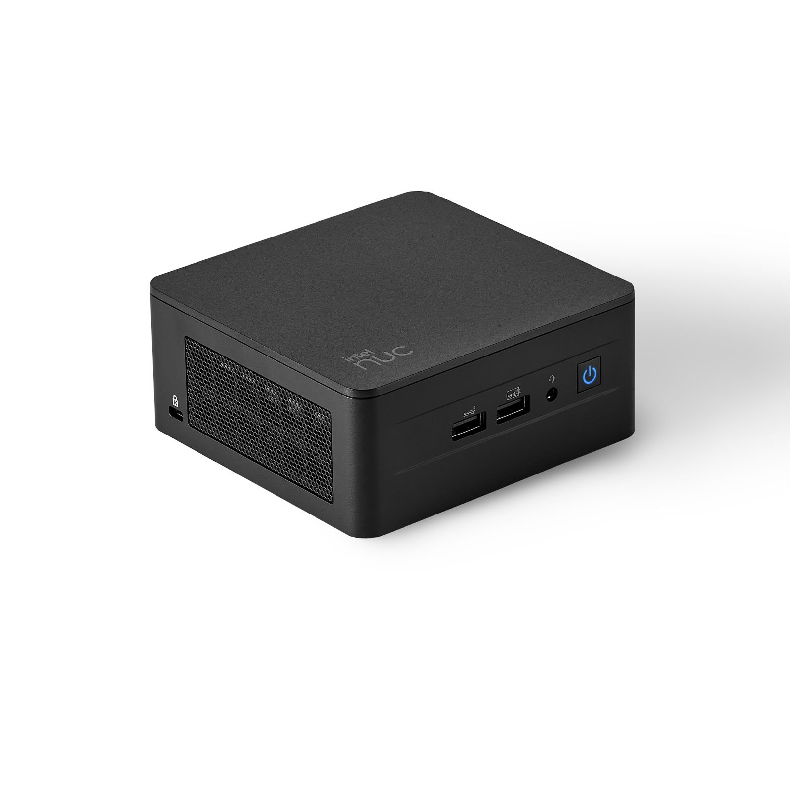 Ein kleiner schwarzer Intel NUC-Computer auf weißer Oberfläche, mit einem Power-Button.