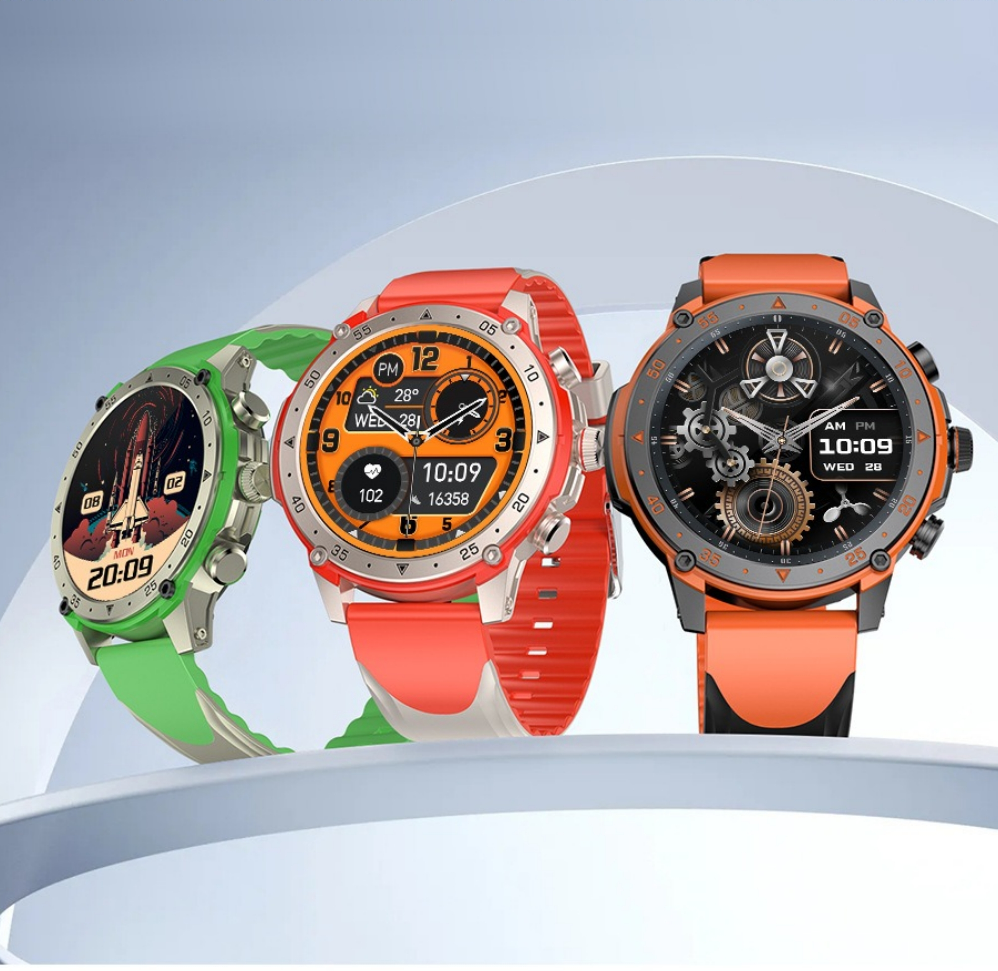 Drei Smartwatches in Grün, Orange und Schwarz, die Zeit und verschiedene Oberflächen anzeigen.