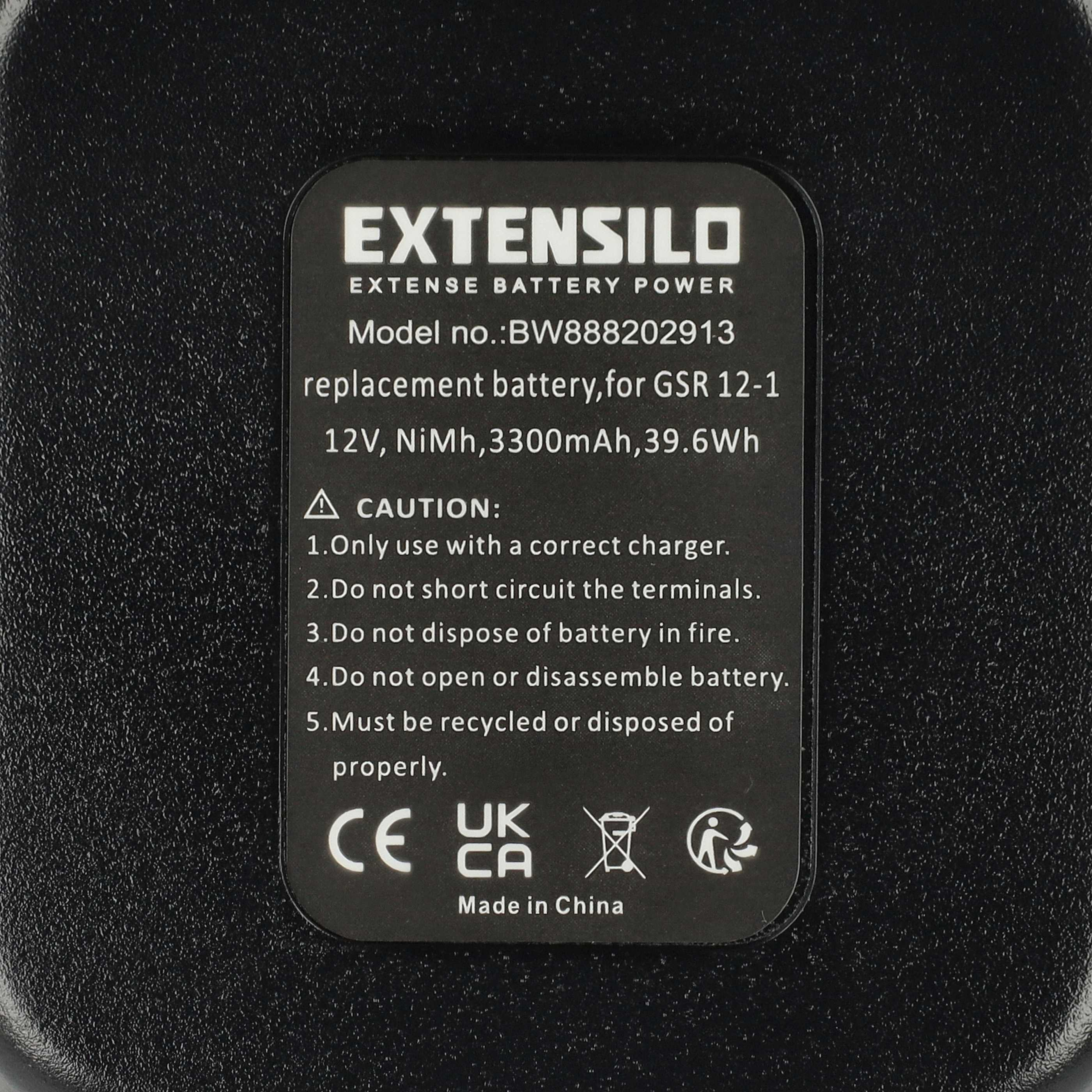 Schwarzes Batterieetikett mit weißem Text: Markenname, Modell und Warnhinweise.