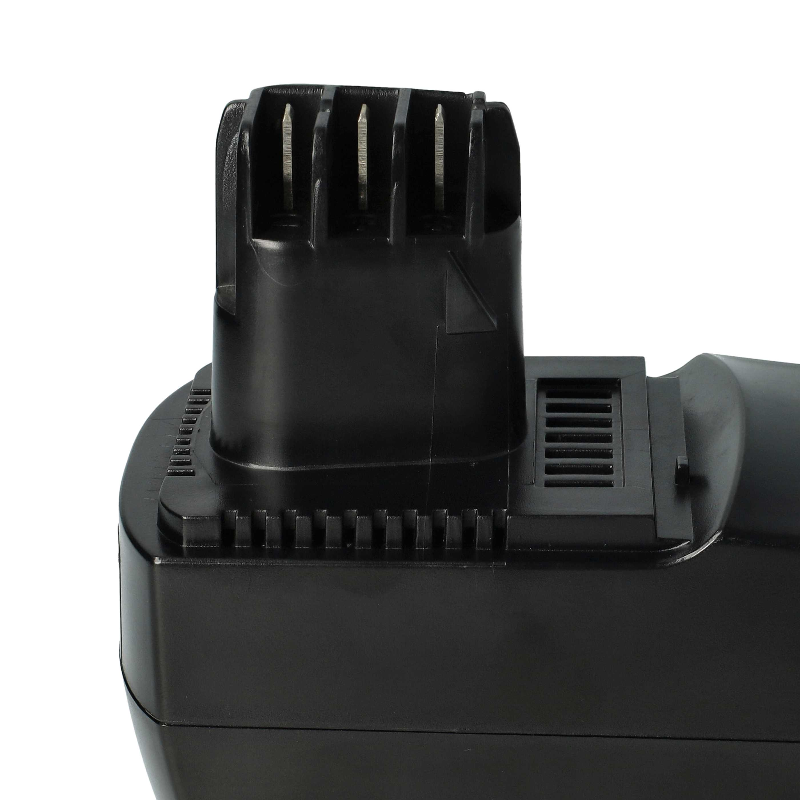Schwarze Batteriekomponente. Oberseite mit Lamellen, Seite mit Lüftungsgitter.
