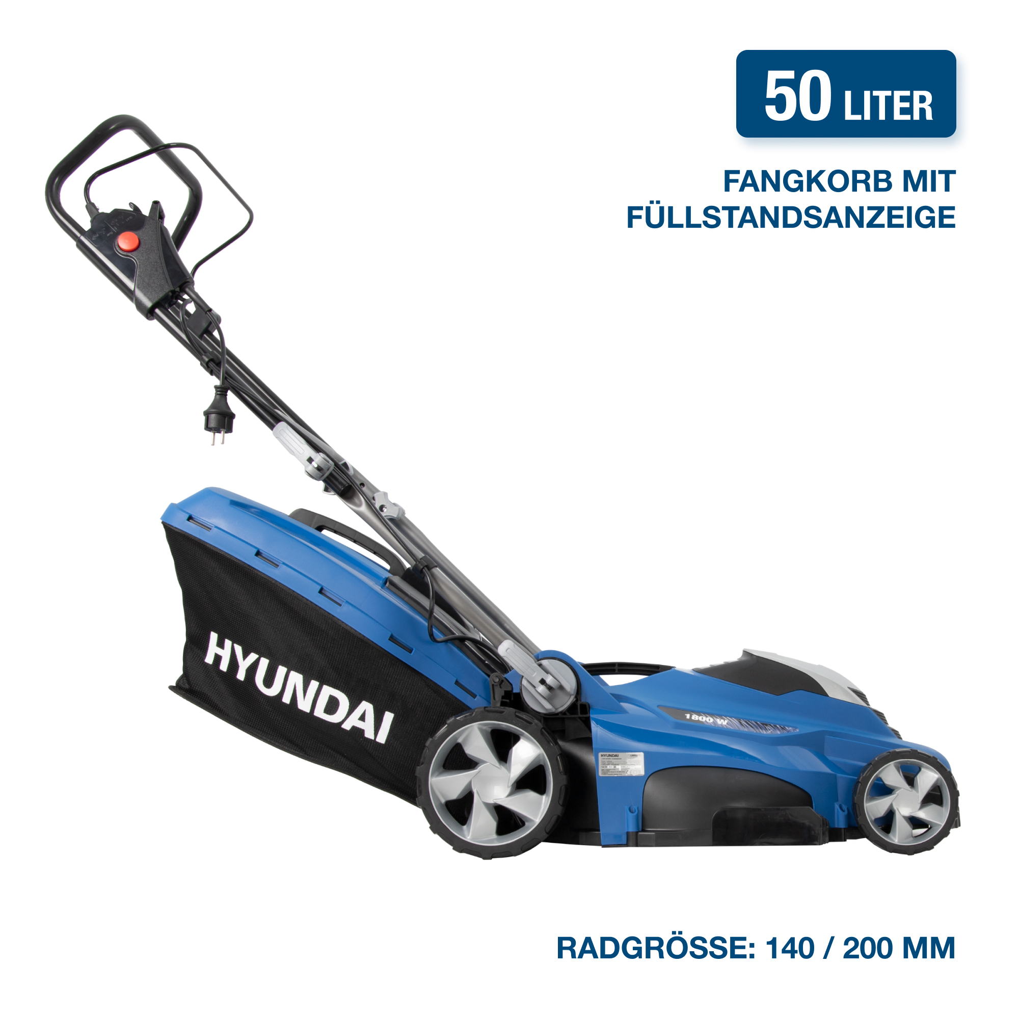 Blauer Hyundai Rasenmäher. Er hat einen schwarzen Beutel und misst 140/200 mm Radgröße.