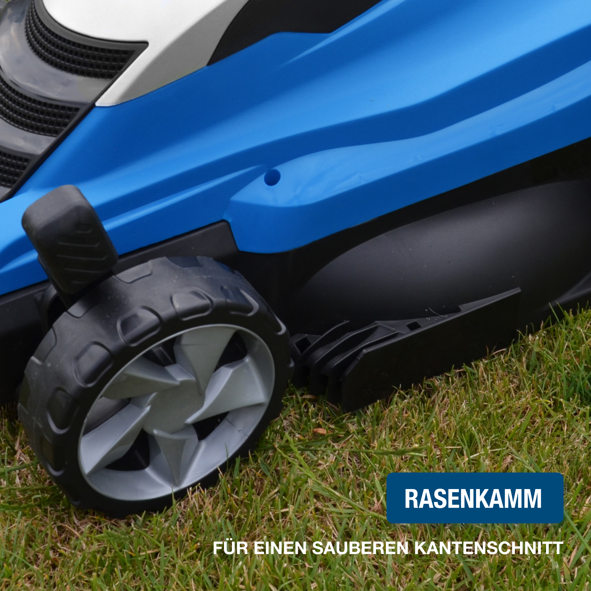 Rasenmäher mit blauem Oberteil und schwarzen Rädern. Es steht auf grünem Gras und unten ist Text.