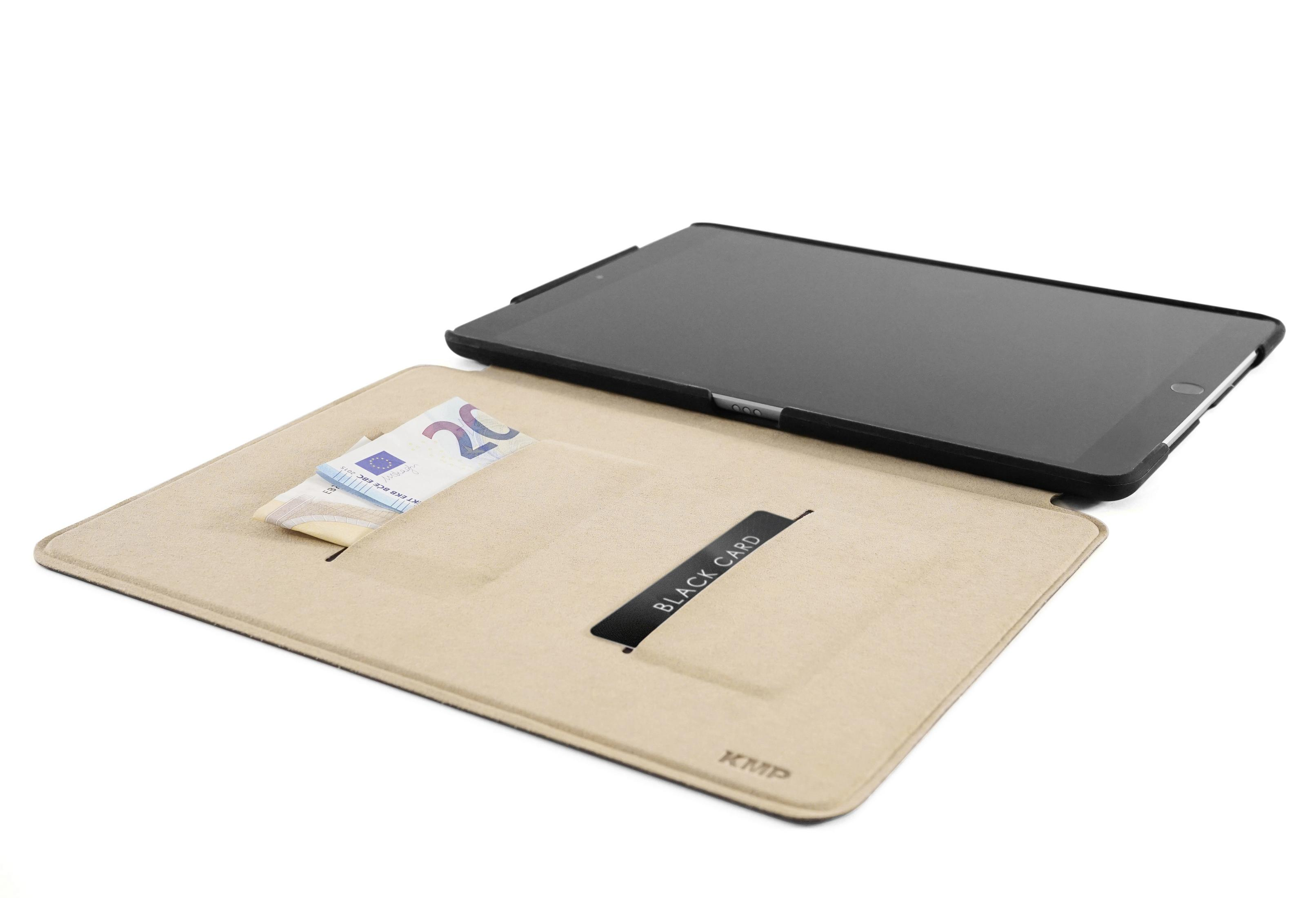 Tablet-Hülle offen, mit einem 20-Euro-Schein und einer schwarzen Karte.
