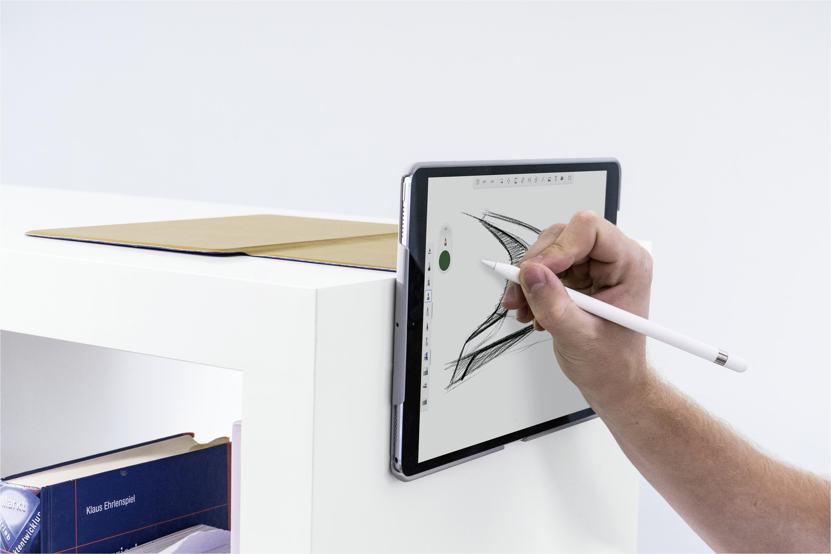 Person verwendet Stift auf Tablet. Tablet auf weißer Oberfläche. Weißer Hintergrund.