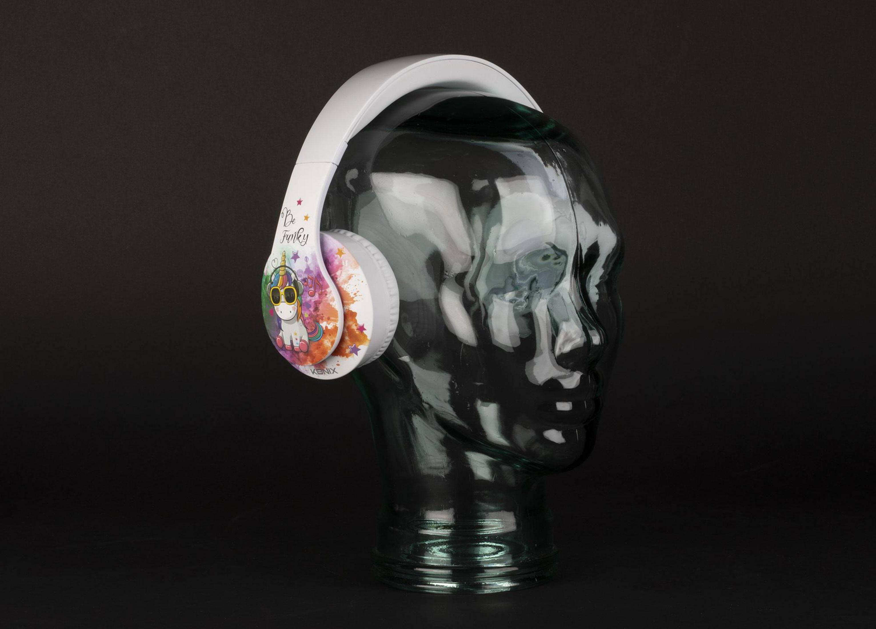 Białe słuchawki z grafiką jednorożca na szklanej głowie. Czarne tło.