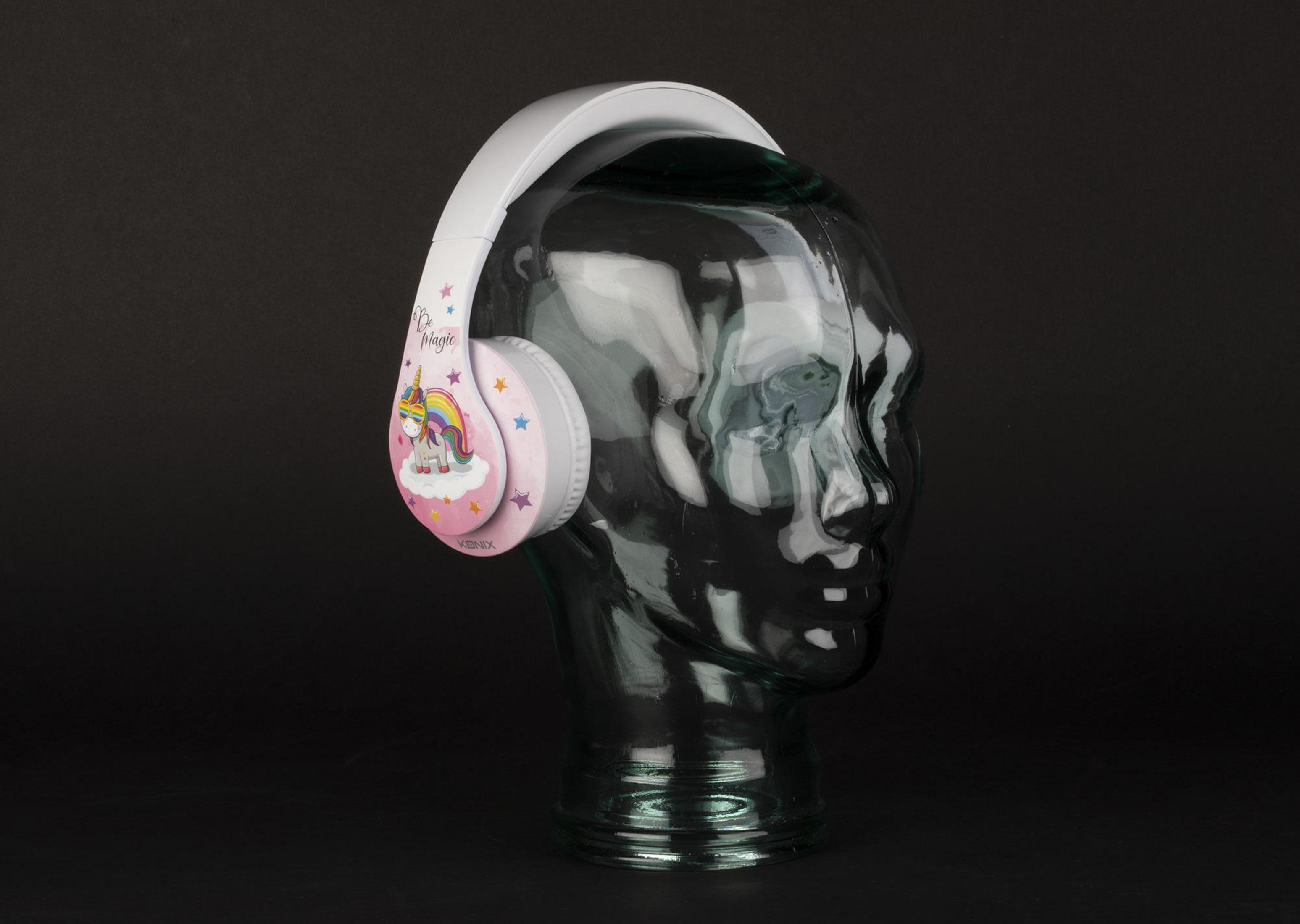 Cuffie bianche con un design a unicorno su una forma di testa di vetro, su sfondo nero.