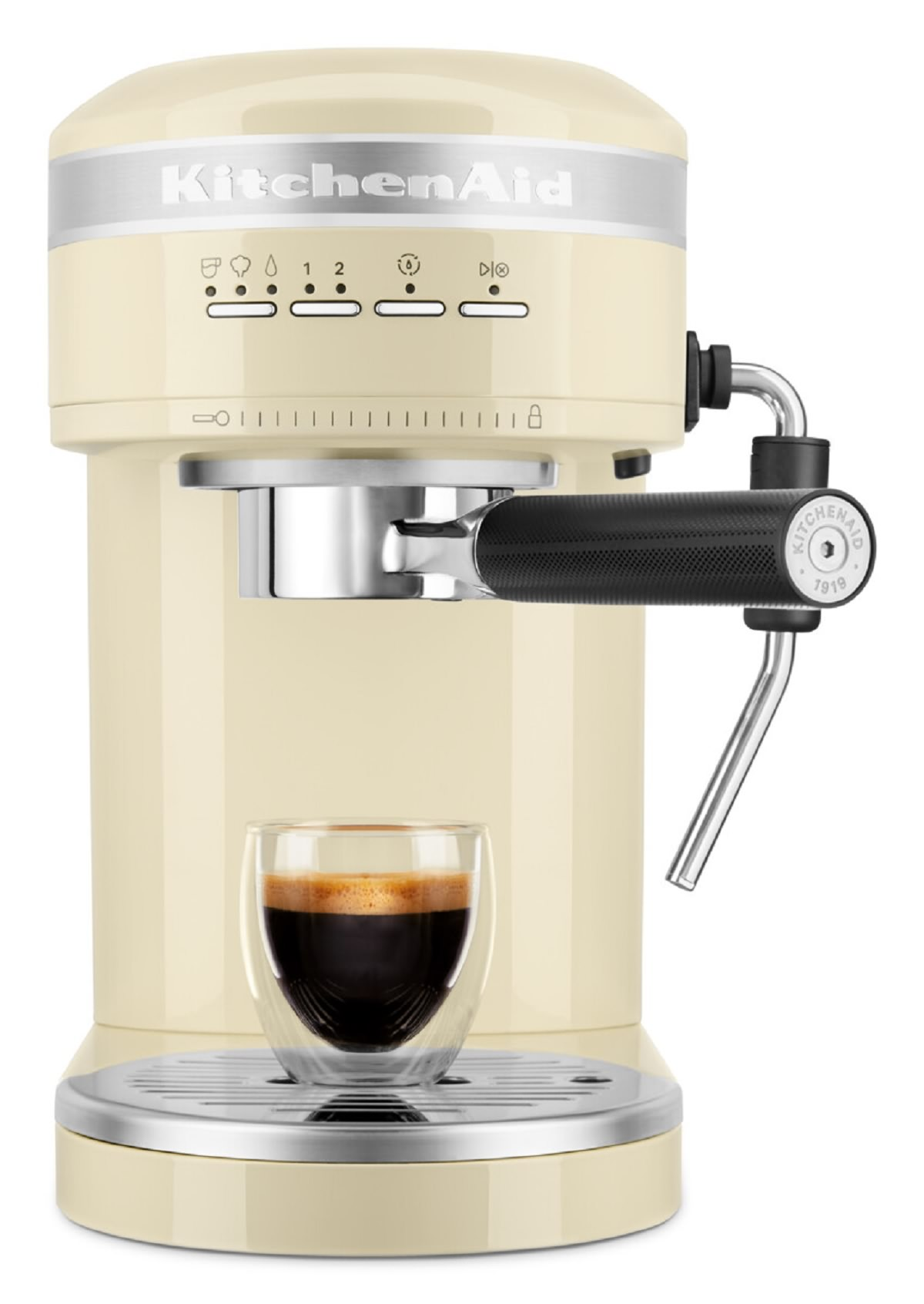 KitchenAid Espressomaschine, cremefarben, mit einem Glas Espresso. Zeigt Knöpfe und eine Dampflanze.