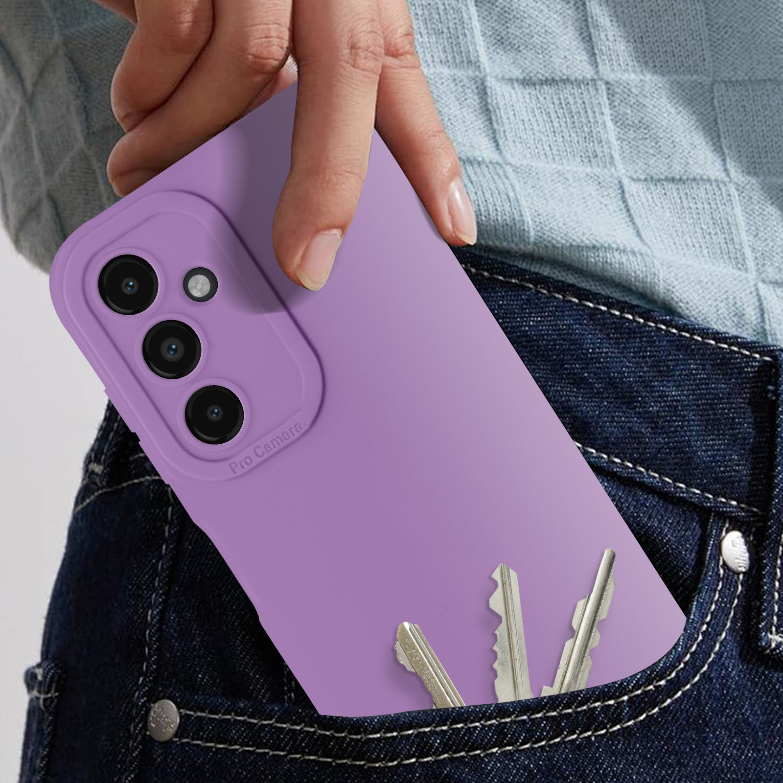 Una custodia viola con un telefono in una tasca di jeans, con chiavi parzialmente visibili.
