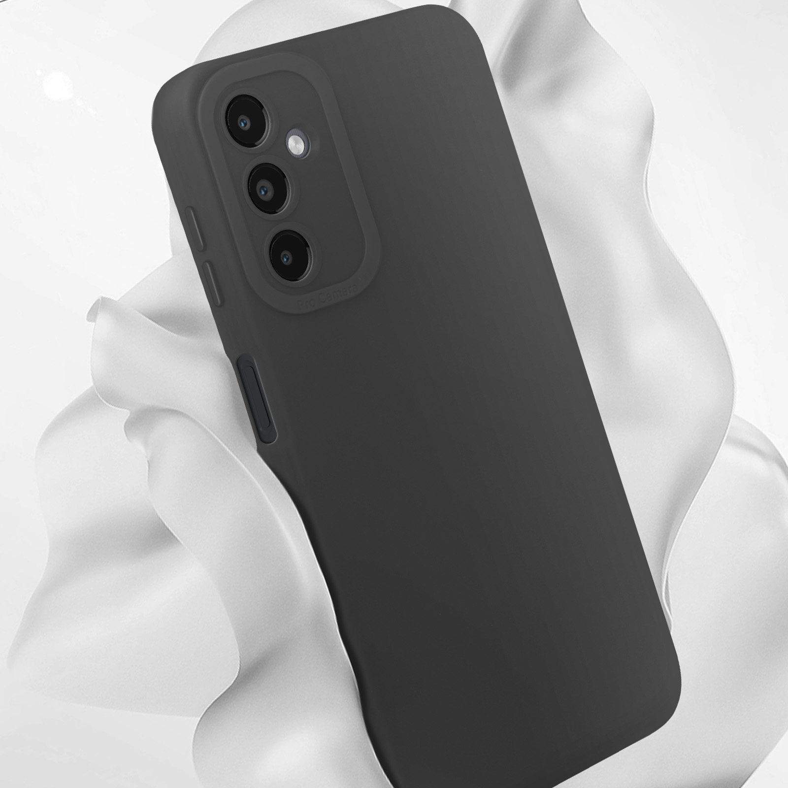 Una custodia per telefono nera è appoggiata su uno sfondo bianco con una forma astratta fluida.