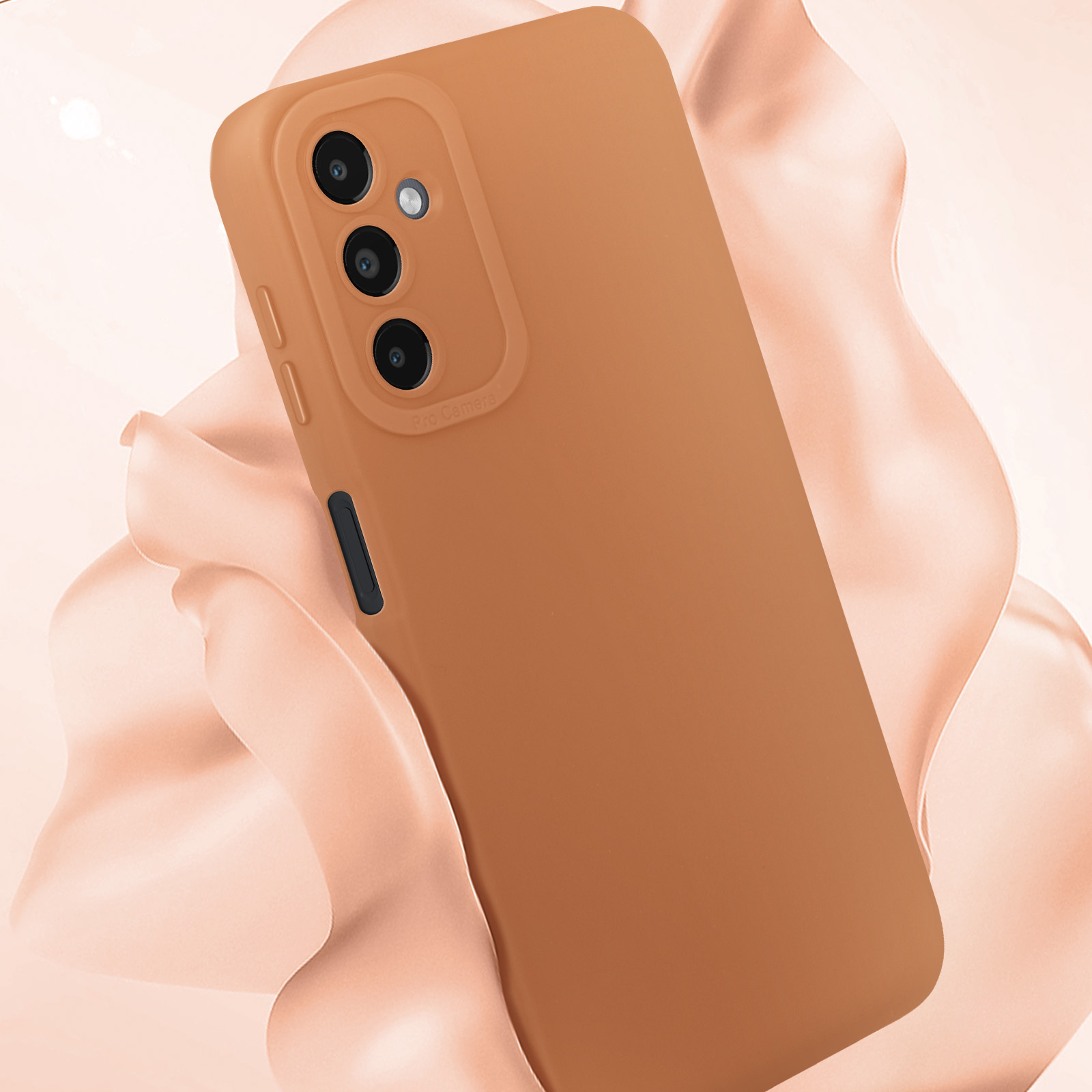 Primo piano di una custodia per telefono marrone. Ha un ritaglio per la fotocamera con tre lenti e un pulsante laterale.