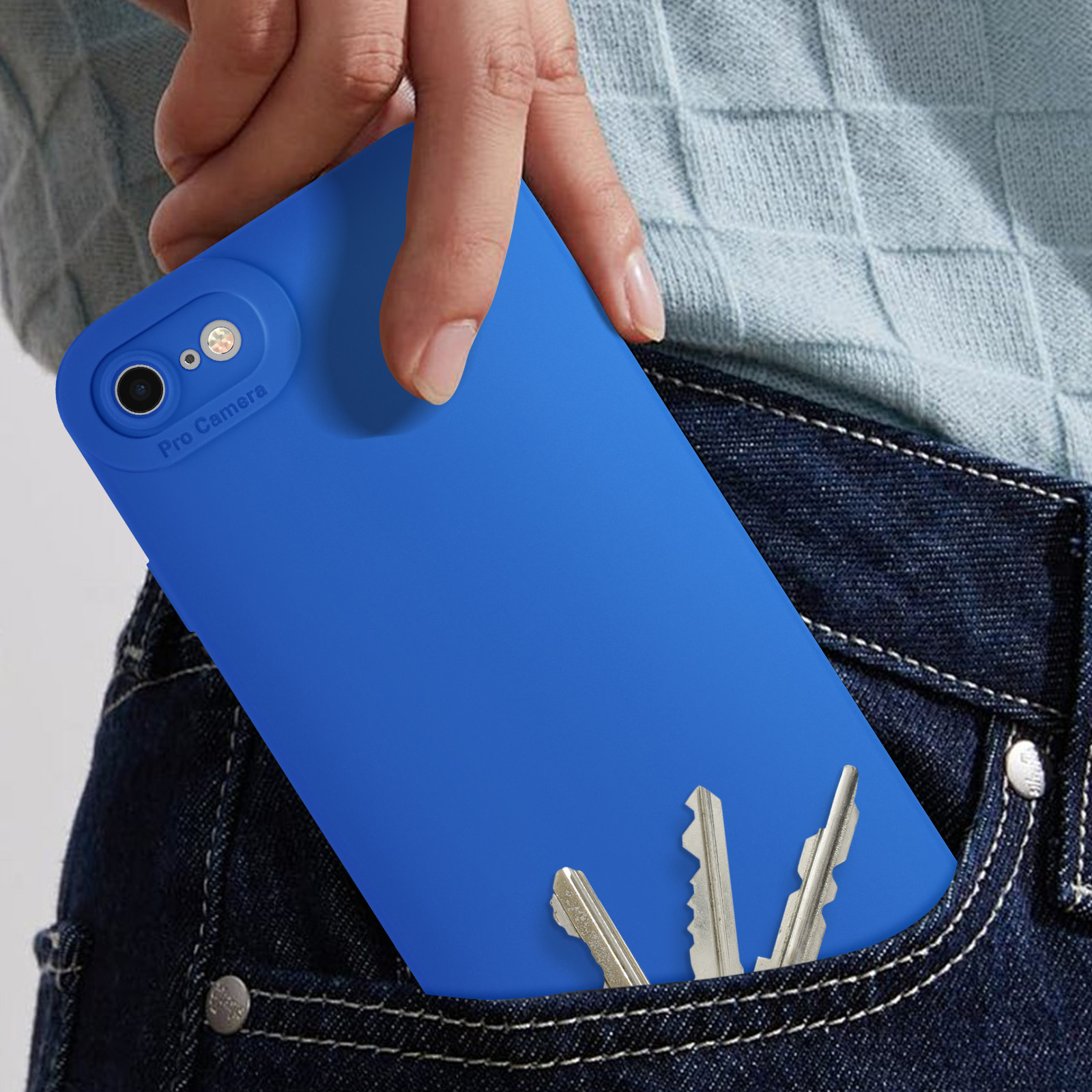 Een hand die een blauwe telefoonhoes vasthoudt met sleutels in een jeanszak.