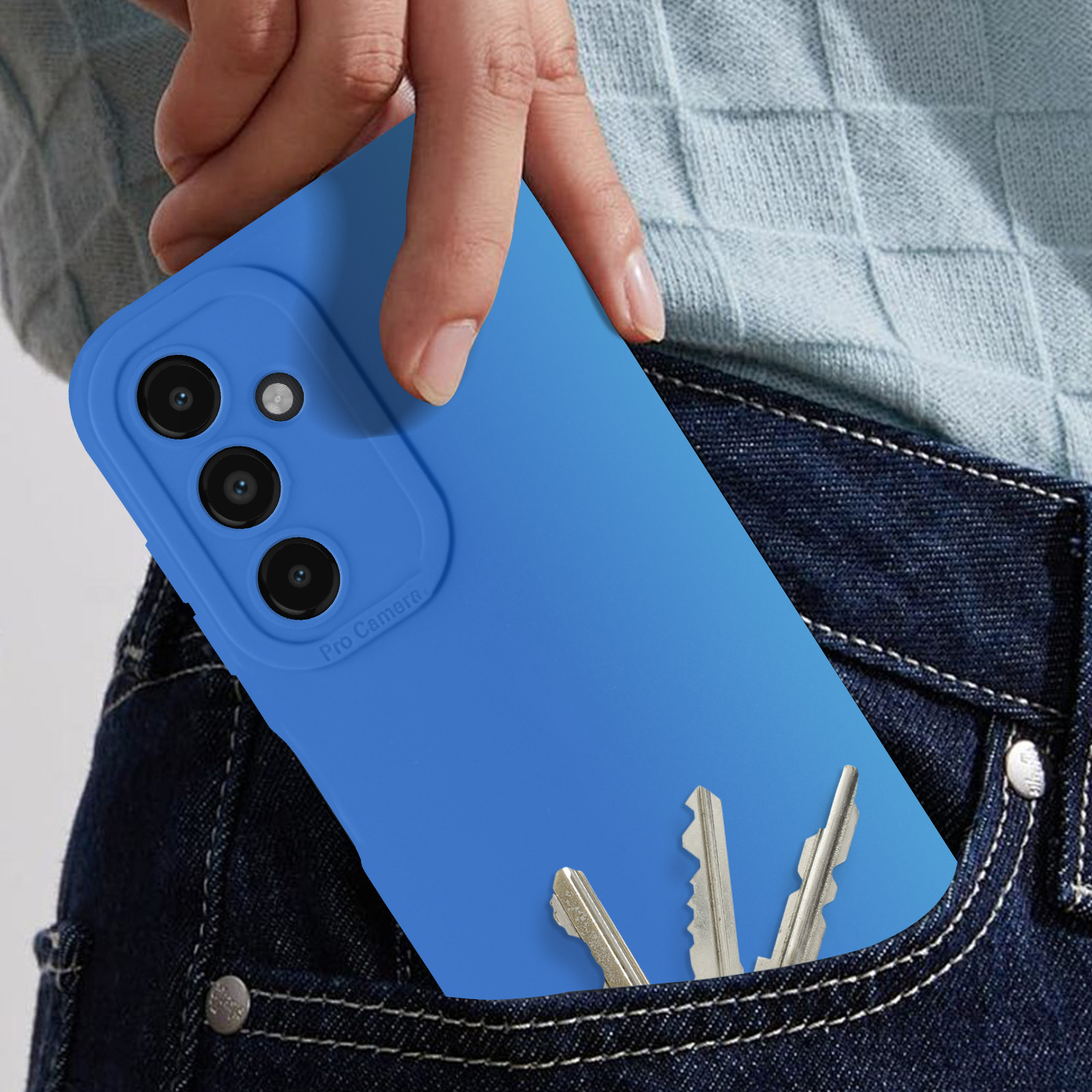 Mano che tiene una custodia blu con telefono dentro e chiavi in tasca.