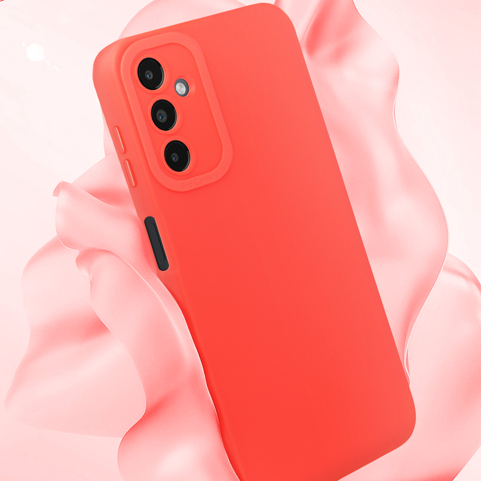 Custodia rossa per telefono con fotocamera, su sfondo rosa serico.