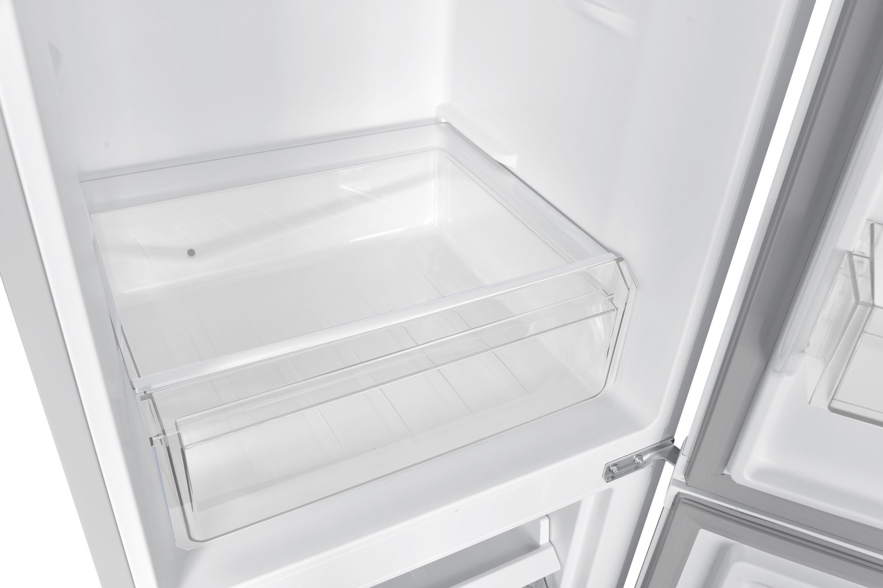 Innenraum eines Kühlschranks mit einer durchsichtigen Plastikschublade.