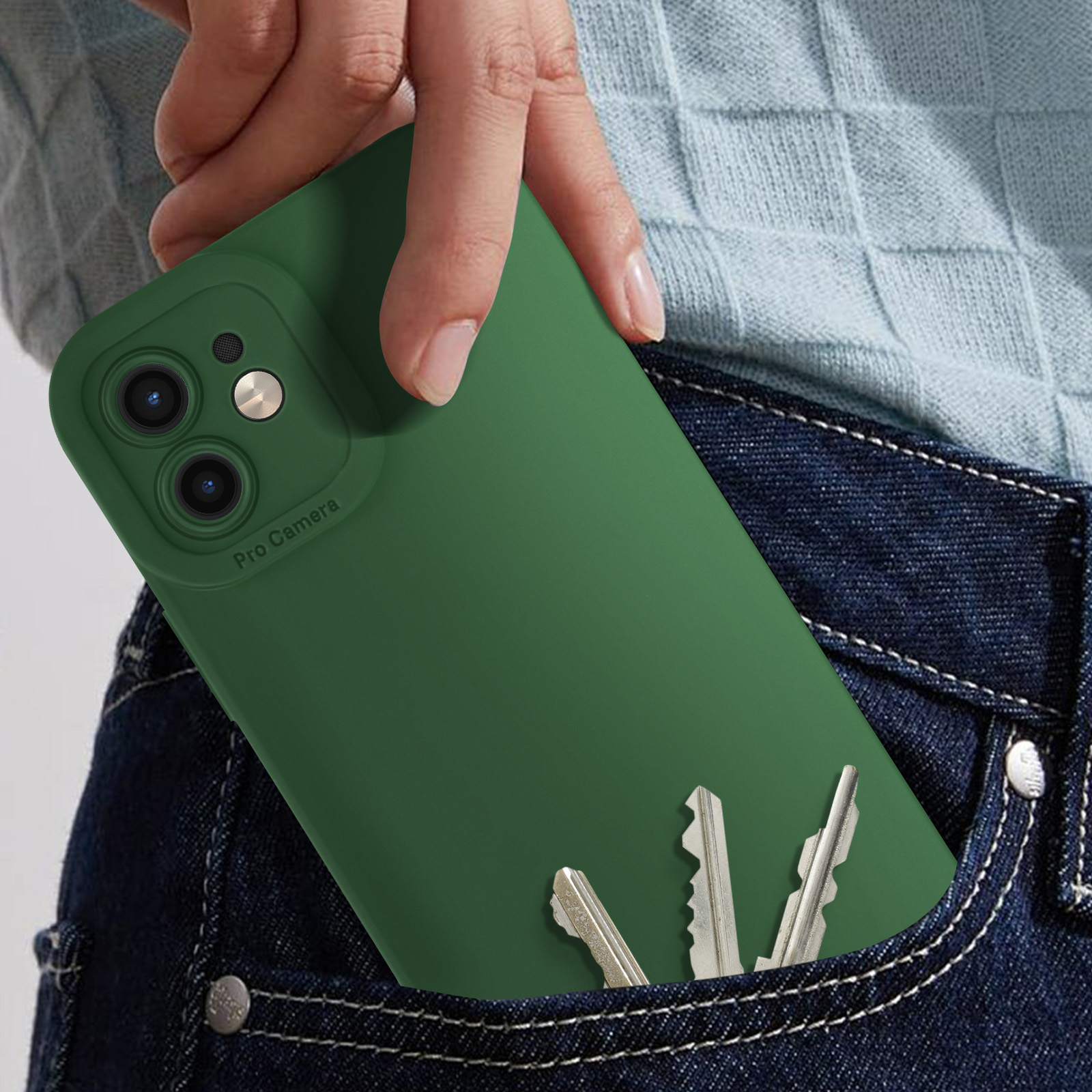 Mano che tiene custodia verde in tasca jeans; chiavi visibili.