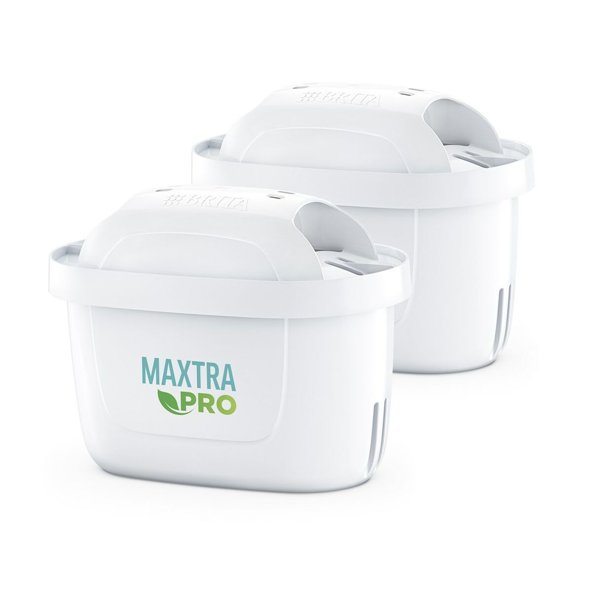 Zwei weiße Wasserfilterkartuschen. Grünes 'MAXTRA PRO' Etikett auf einer. Weißer Hintergrund.