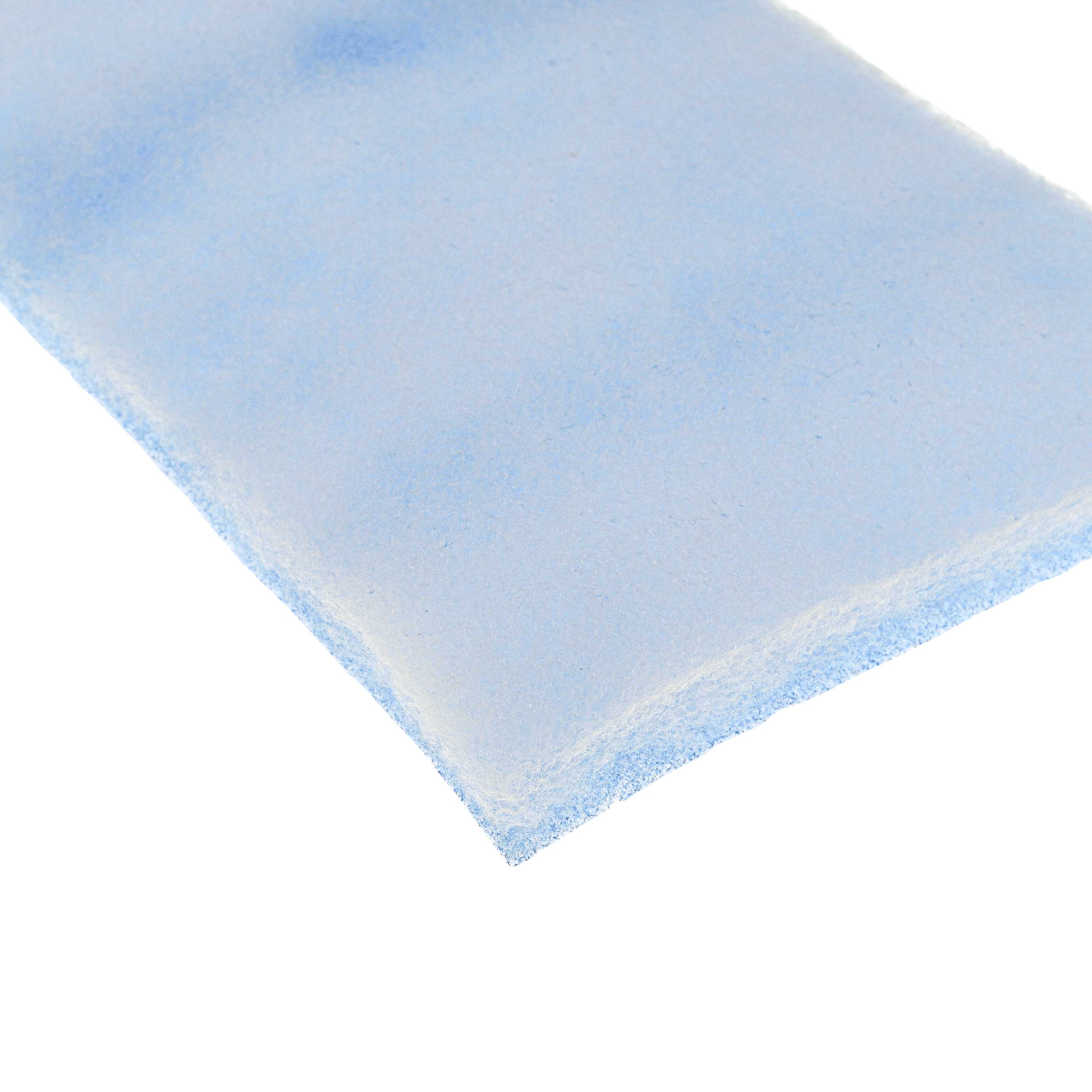 Ein blaues schwammartiges Material auf weißem Hintergrund. Es hat eine geschichtete Textur.