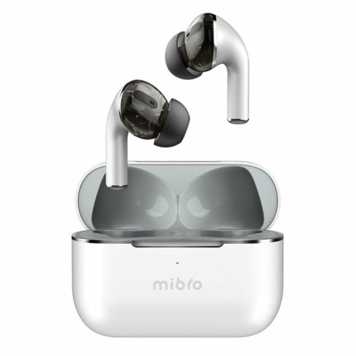 Auricolari bianchi in custodia. La custodia è bianca con bordo argentato. Sfondo bianco.