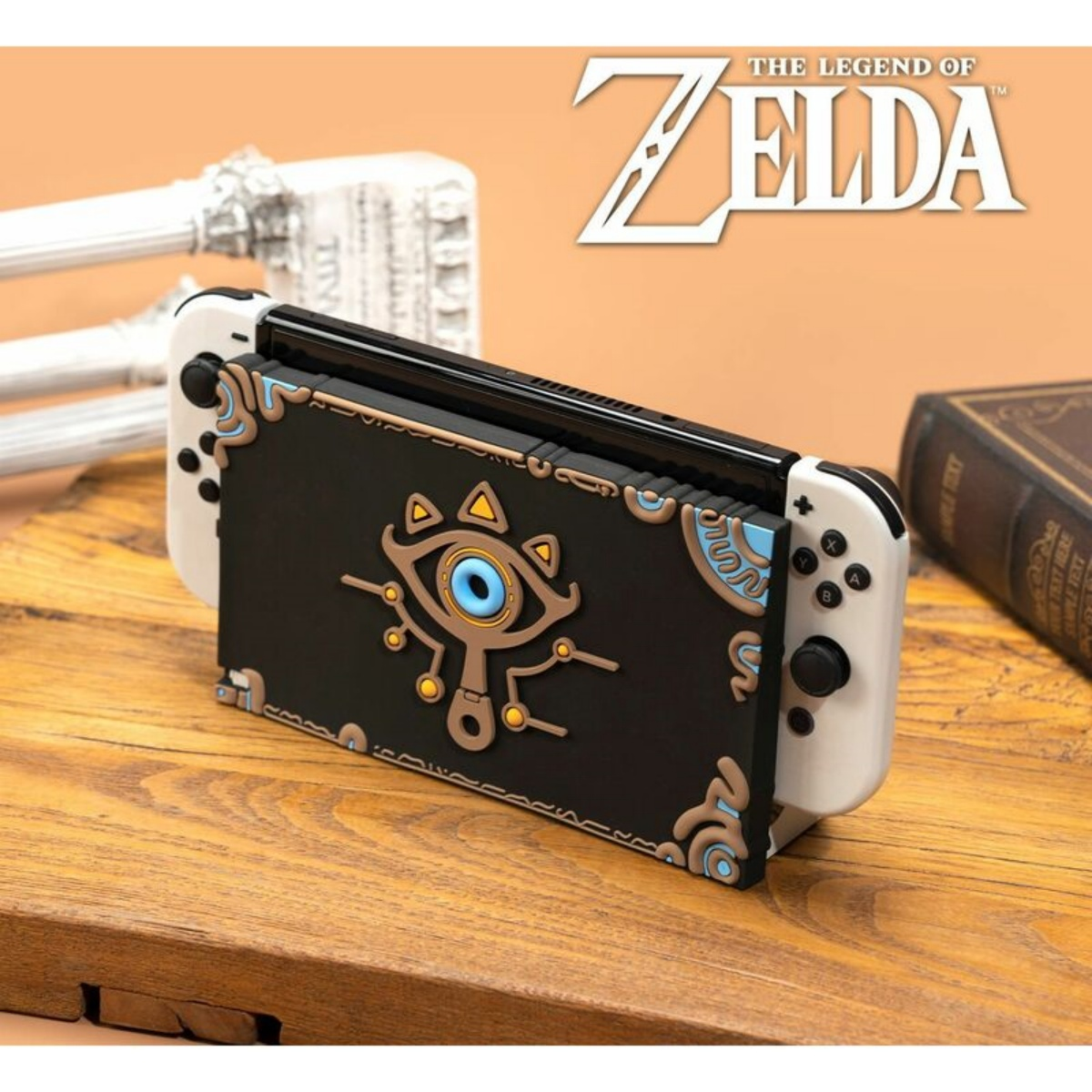 Nintendo Switch-Konsole in einer schwarzen Hülle mit Zelda-Design und weißen Controllern.