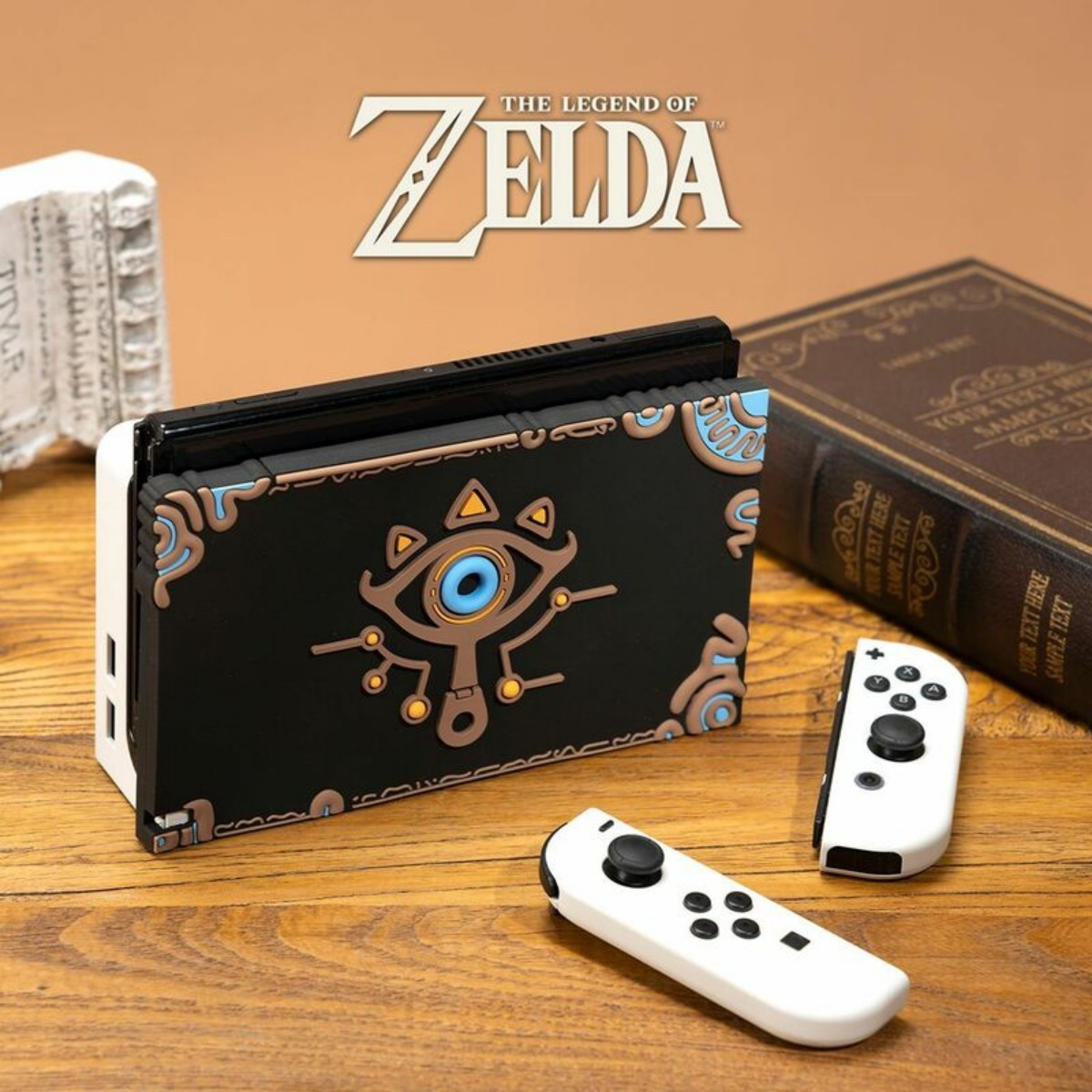 Eine Nintendo Switch-Konsole in einem Zelda-Gehäuse mit Controllern und Büchern.