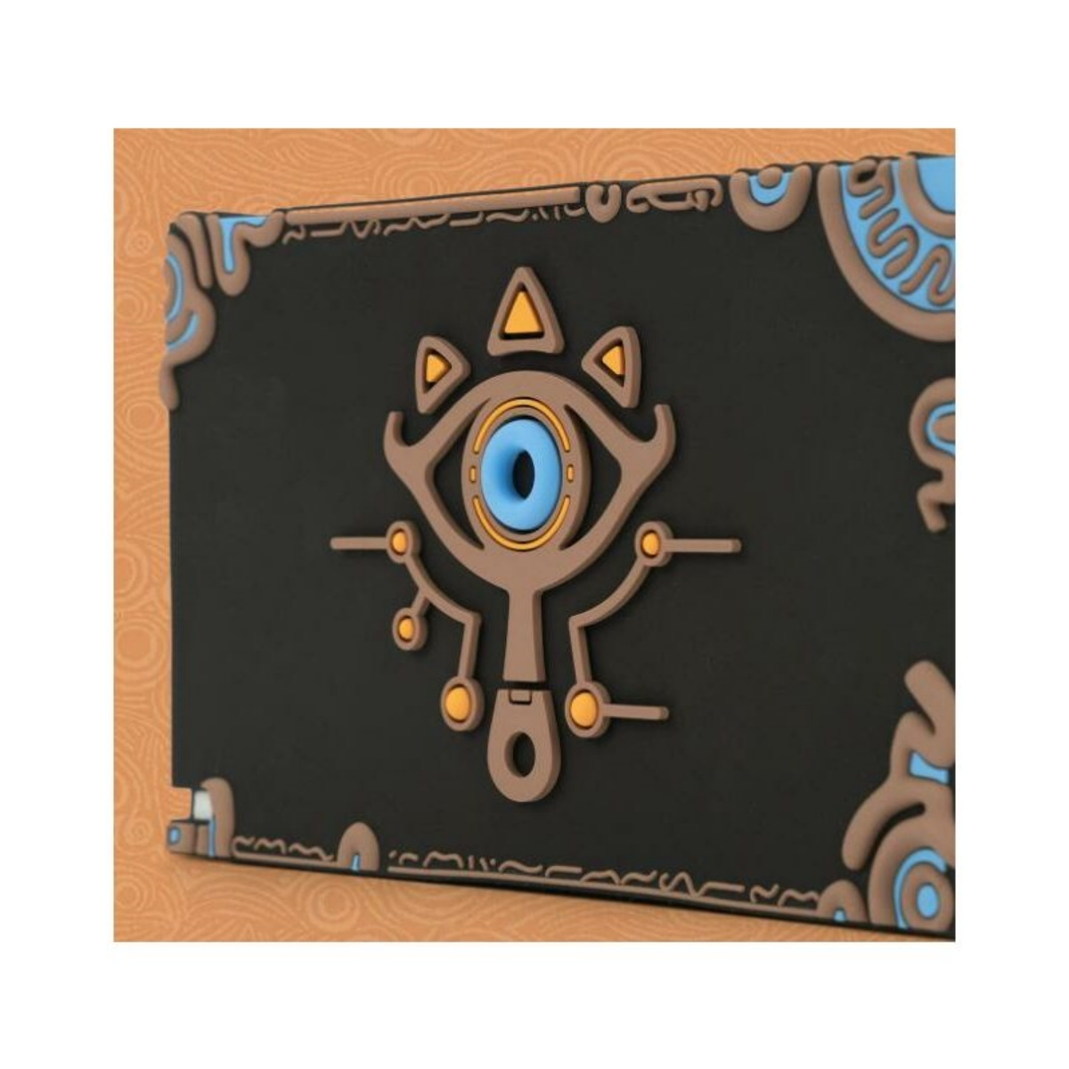Schwarze Hülle mit Zelda-Augensymbol auf braunem Hintergrund.