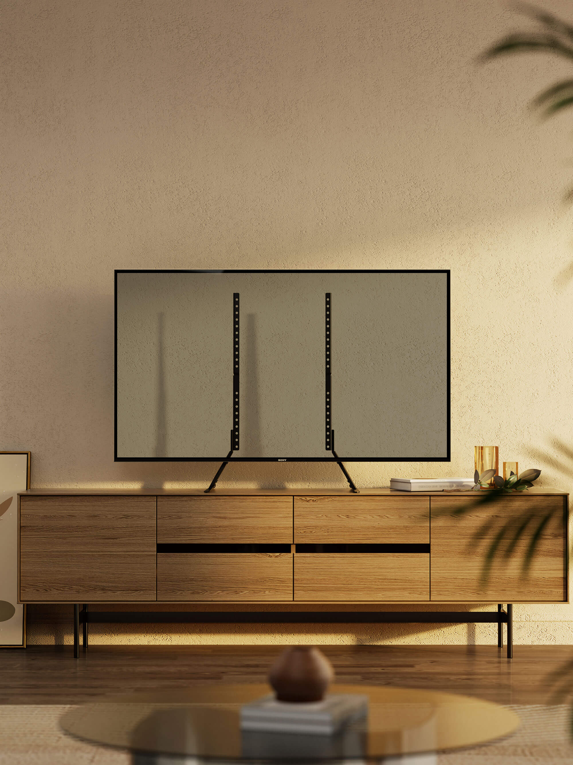 Ein Fernseher auf einem Holzschrank vor einer beigen Wand. Neutrale Töne, modernes Design.