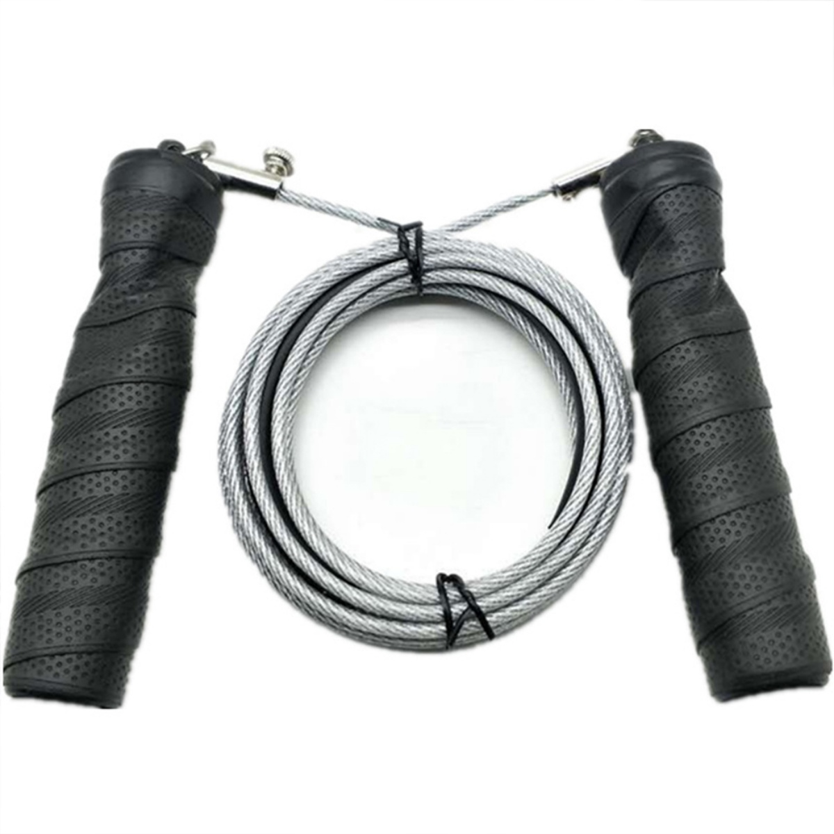 Springseil mit schwarzen Griffen und silbernem Kabel, das auf weißem Hintergrund liegt.
