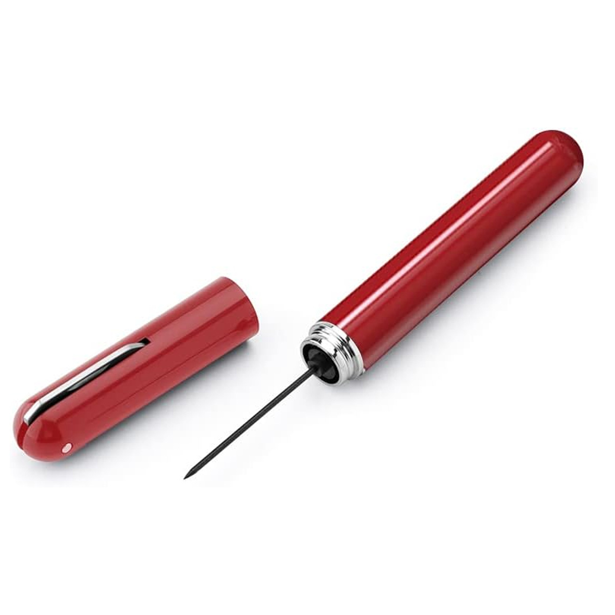 Roter Zahnstocherhalter mit abgenommener Kappe, der einen Zahnstocher freigibt. Der Zahnstocher ist schwarz.