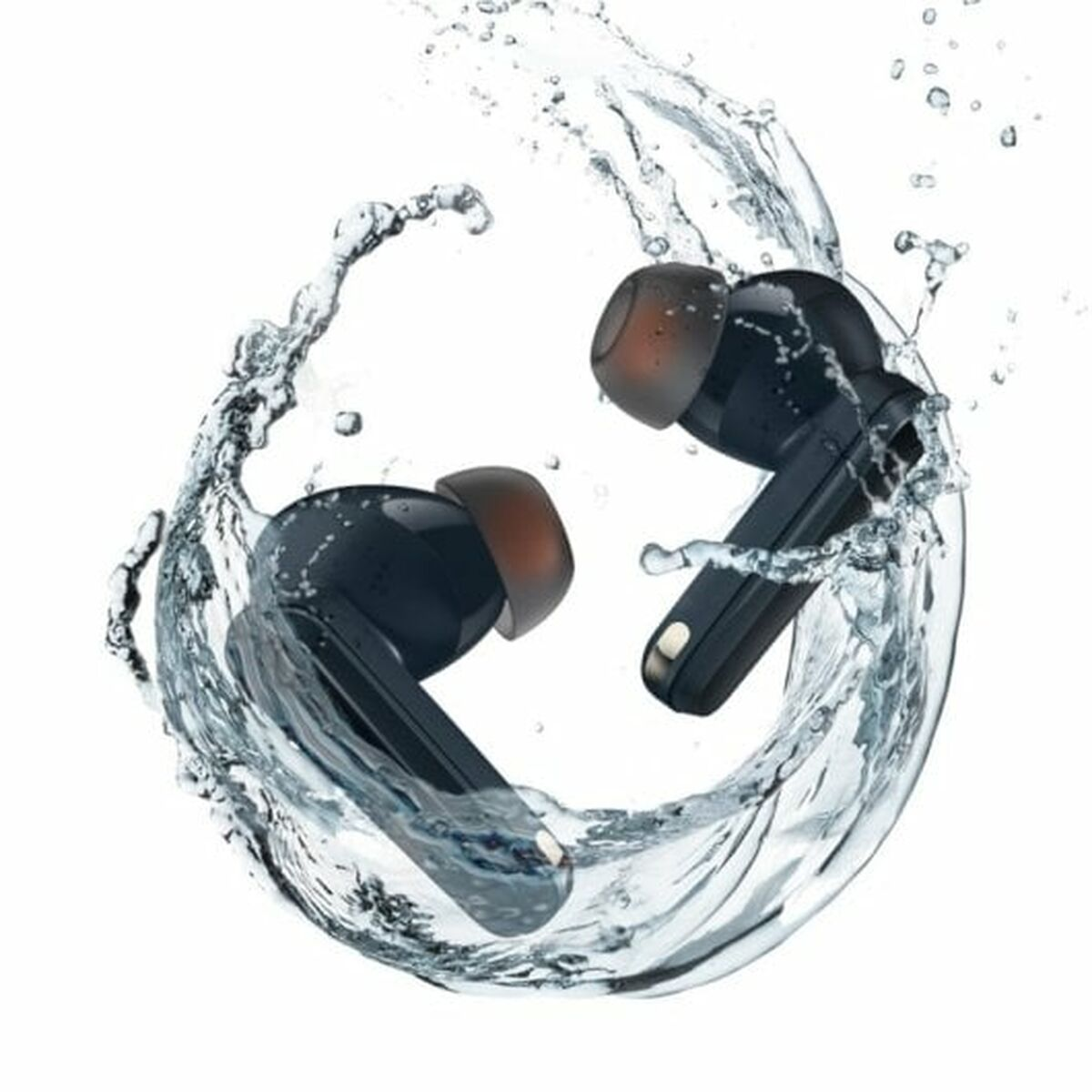 Due auricolari neri nell'acqua. Spruzzi d'acqua circondano gli auricolari.