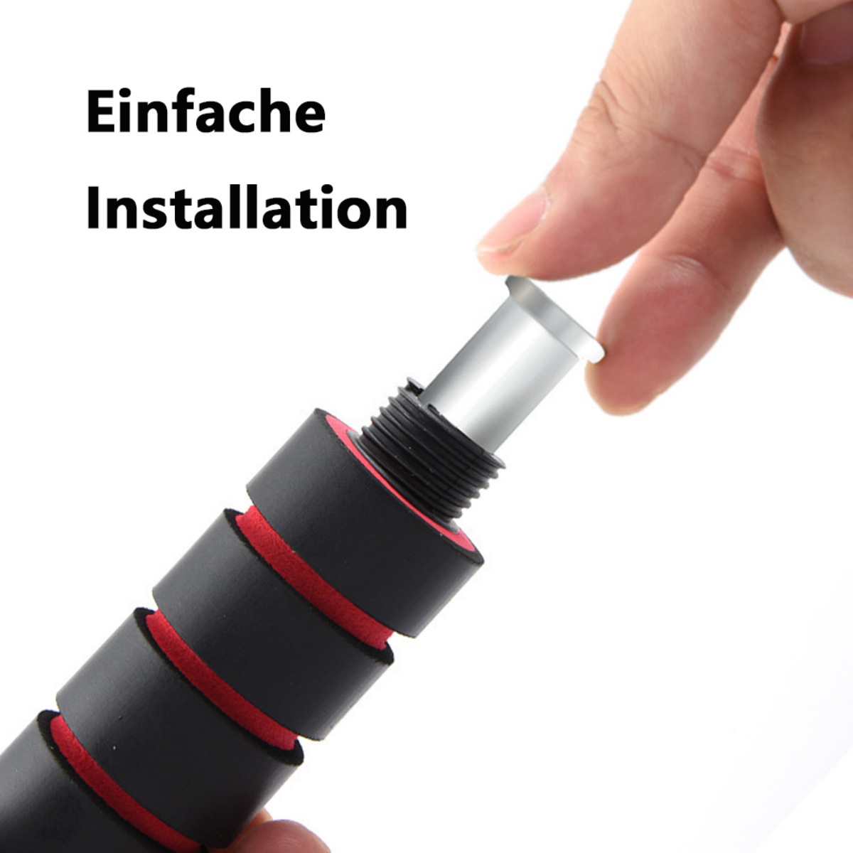 Eine Hand setzt ein silbernes Teil in einen schwarz-roten Schaumstoffrollergriff ein.