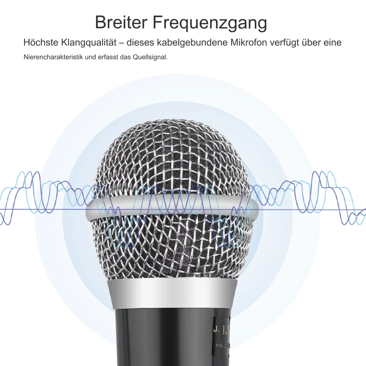 Nahaufnahme eines Mikrofons mit silbernem Mesh-Kopf und schwarzem Griff. Blaue Wellen im Hintergrund.