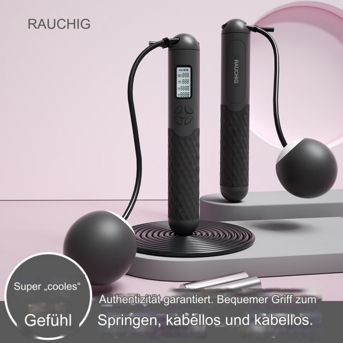 Zwei schwarze Springseile mit Digitalzählern, ein schwarzer Ständer und graue Bälle.