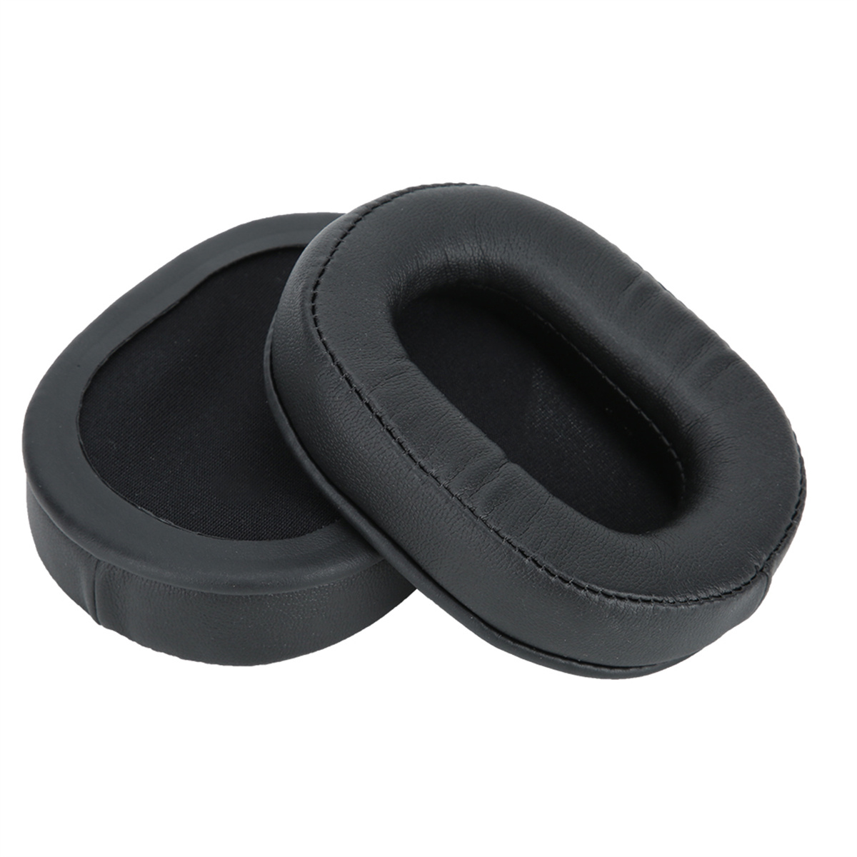 Zwei schwarze Kopfhörer-Ohrpolster. Ovale Form. Weiche Lederoptik. Genähter Rand. Weißer Hintergrund.