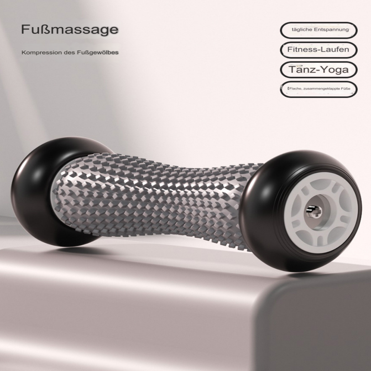 Fußmassage-Roller mit strukturierter Oberfläche und schwarzen Enden, auf einer reflektierenden Oberfläche platziert.