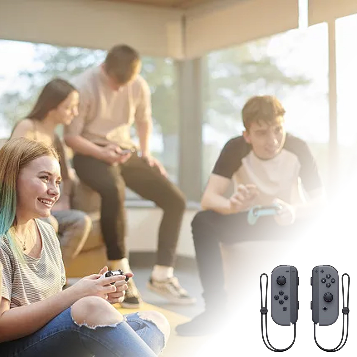 Gruppe von Leuten spielt Spiele, zwei graue Gamecontroller sind sichtbar.