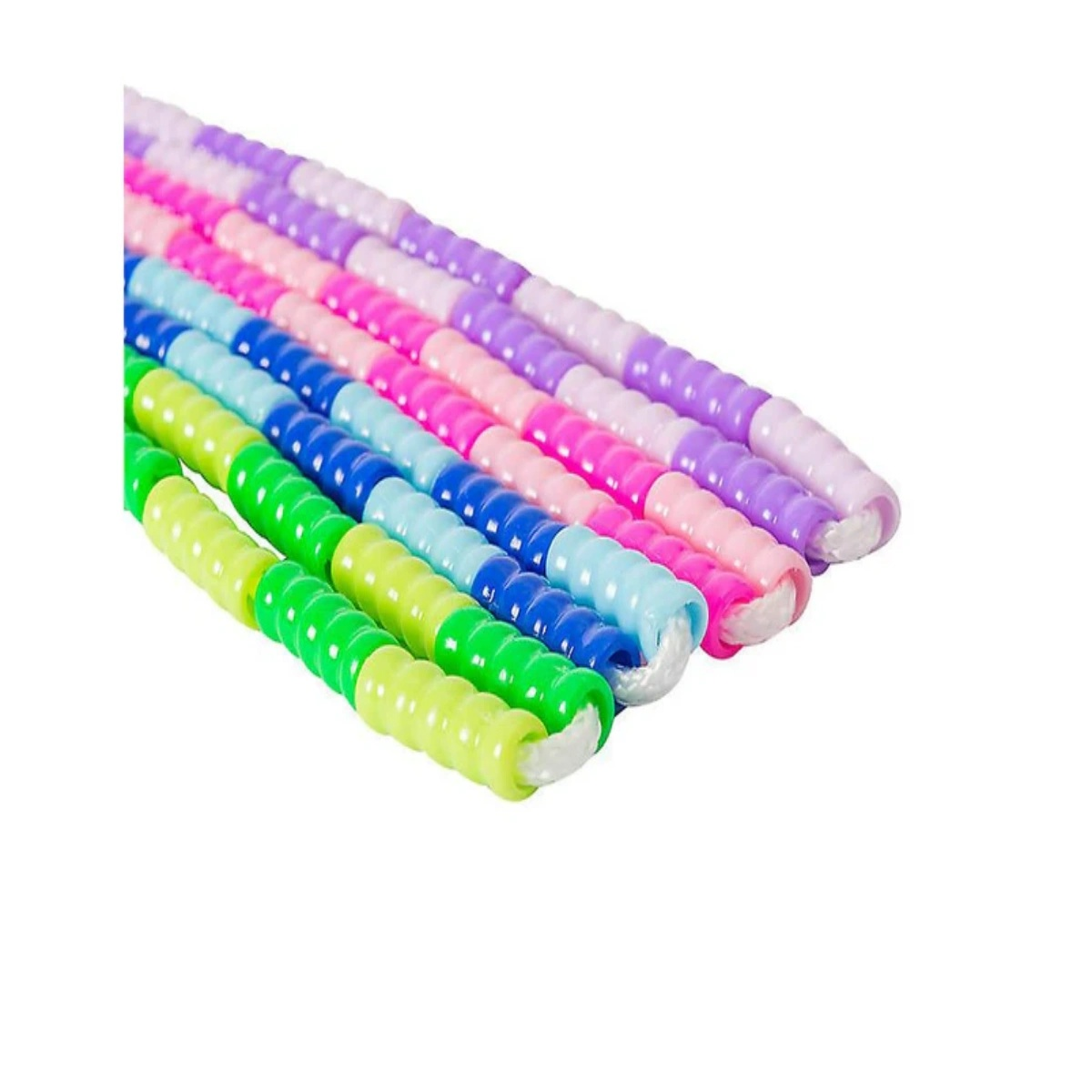 Nahaufnahme eines bunten Perlenstrangs. Verschiedene Farben auf weißem Hintergrund.