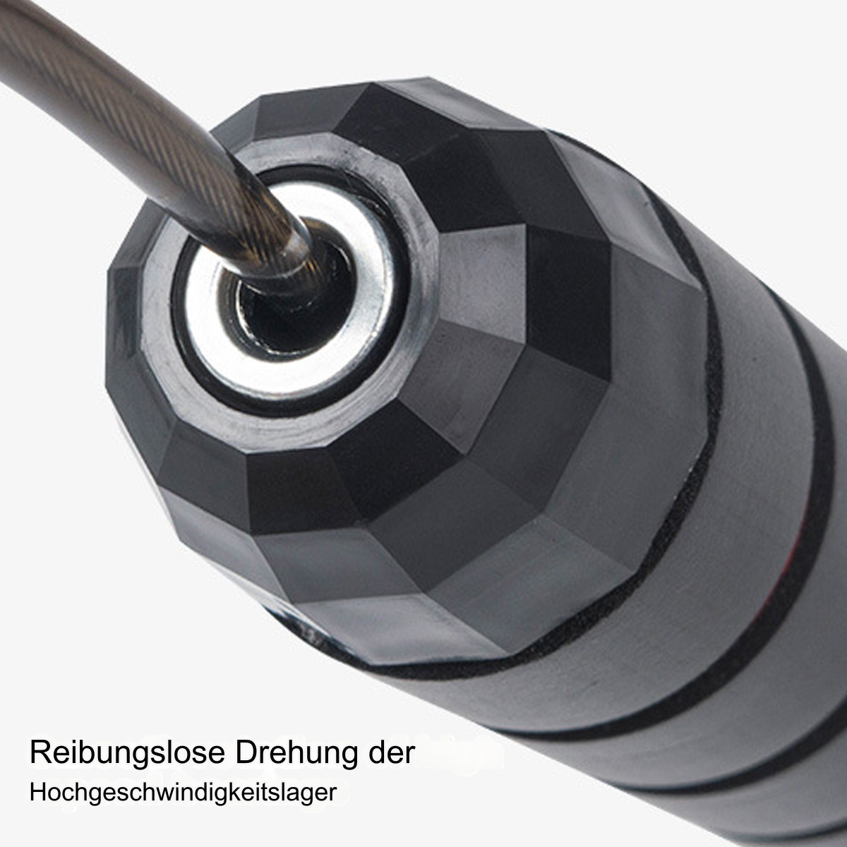 Schwarzes Springseil, Nahaufnahme des Griffs. Text über reibungslose Drehung.