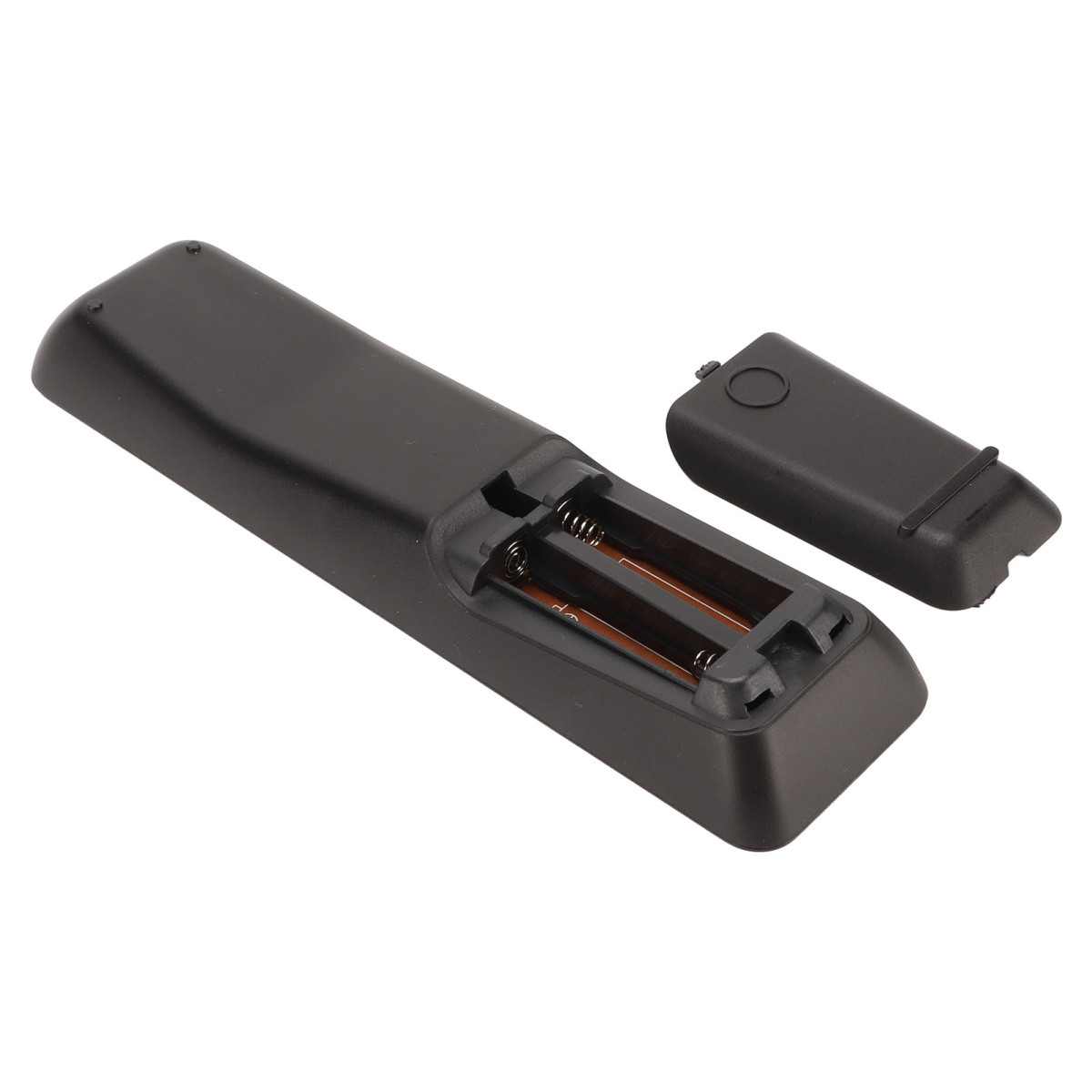 Schwarze Fernbedienung mit geöffnetem Batteriefach, das Batteriesteckplätze und eine abgenommene Abdeckung zeigt.